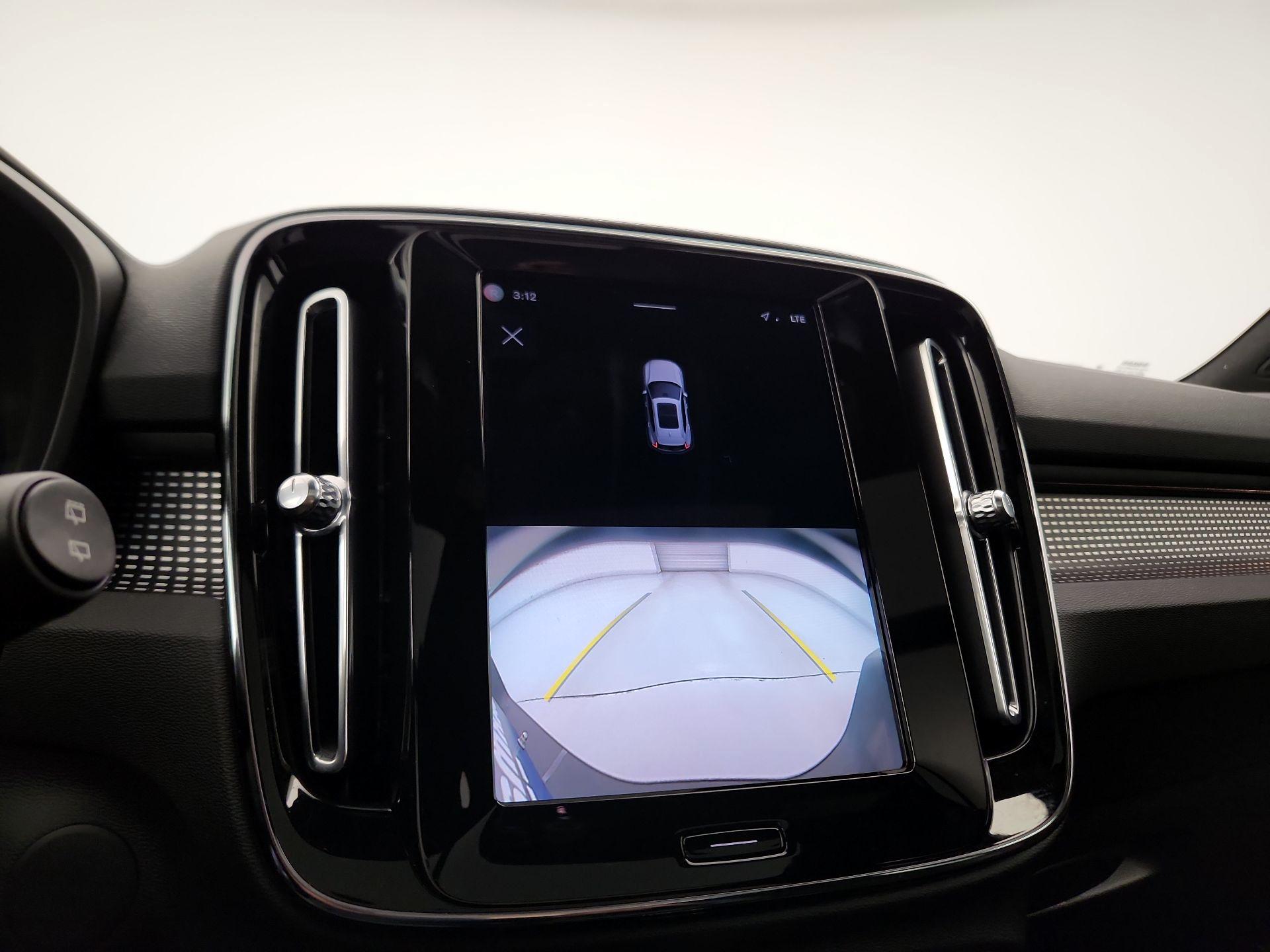 Thumbnail: 2021 Volvo XC40 - 14