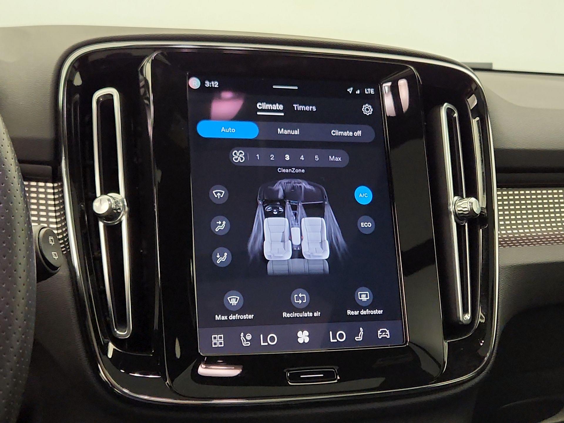 Thumbnail: 2021 Volvo XC40 - 16