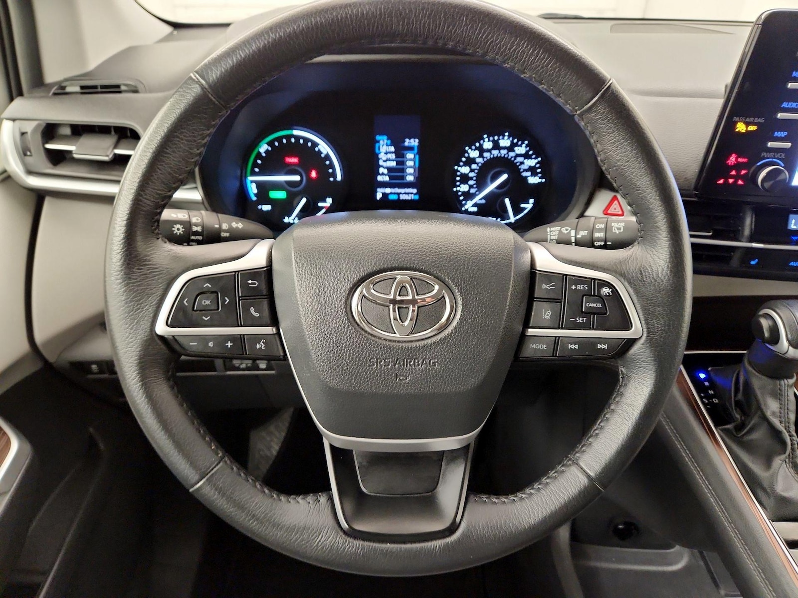 2024 Toyota Sienna XLE - Photo 11