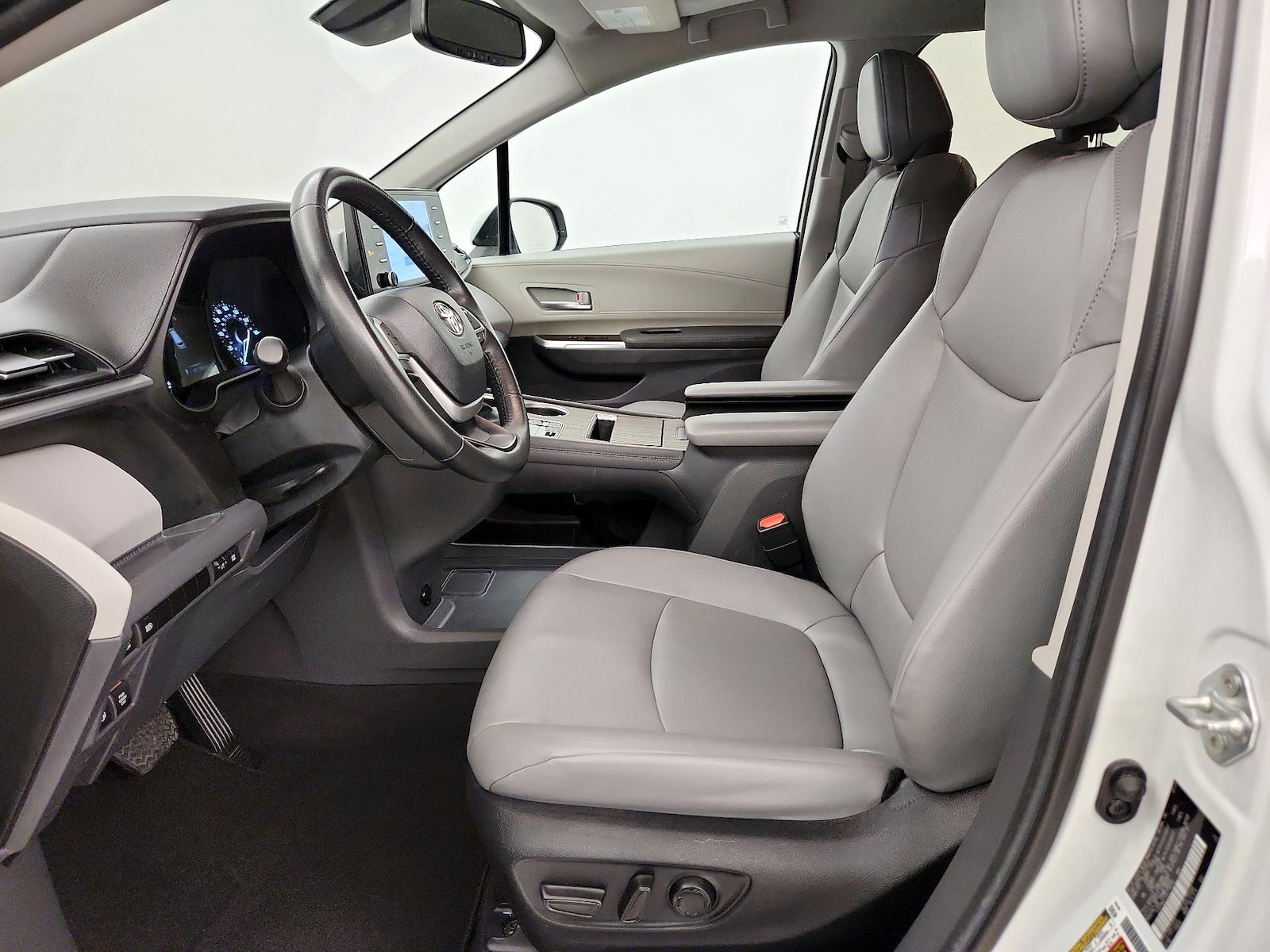 2024 Toyota Sienna XLE - Photo 12
