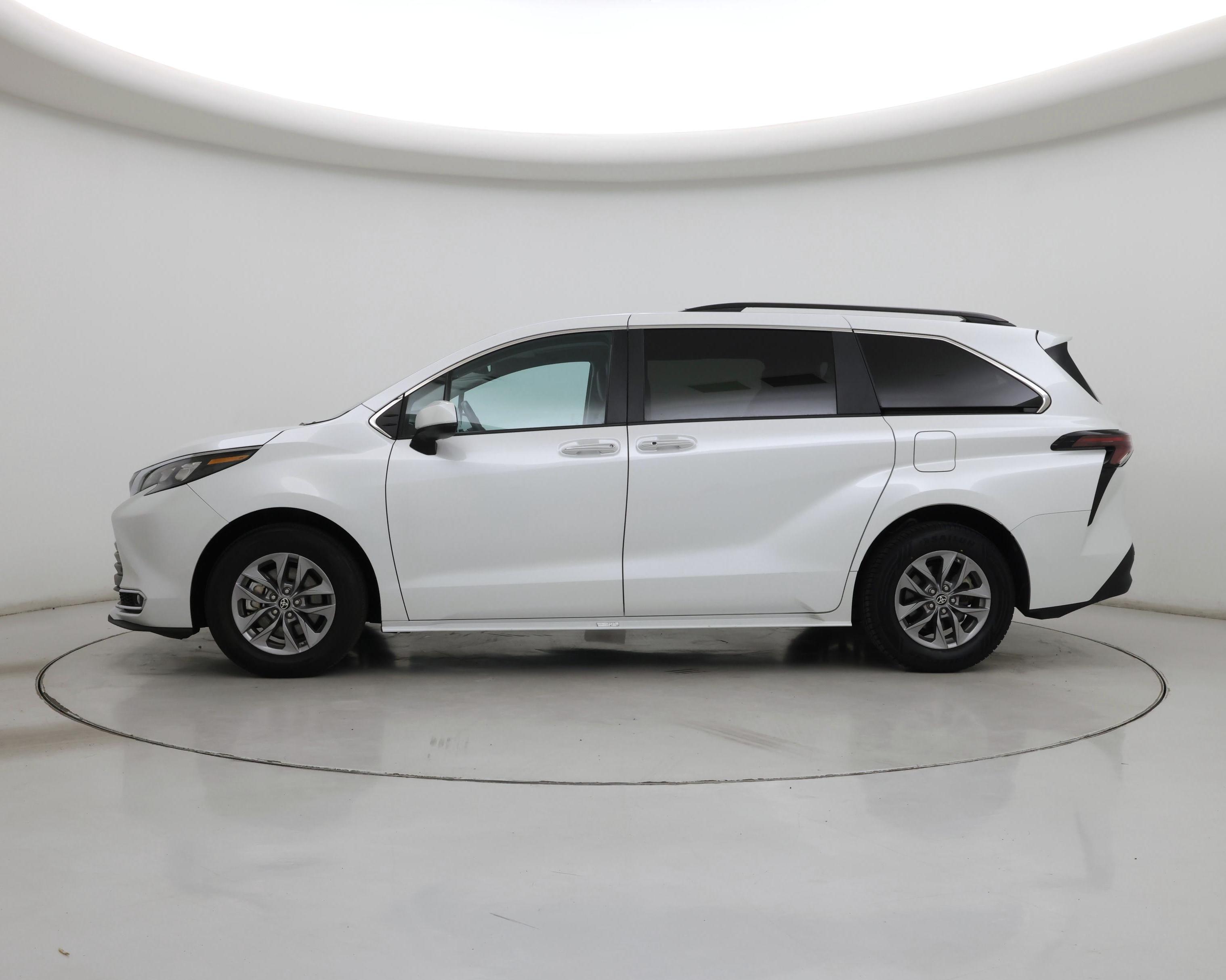 Thumbnail: 2024 Toyota Sienna - 3