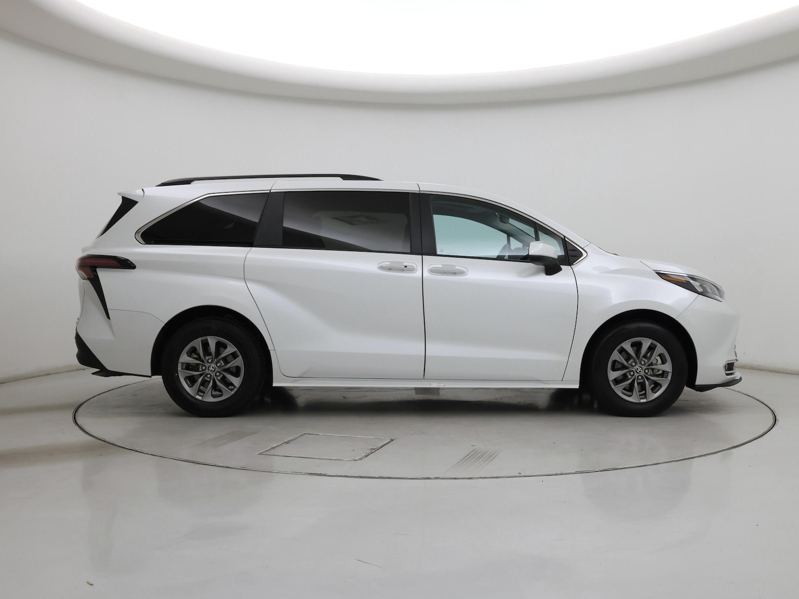 2024 Toyota Sienna XLE - Photo 8