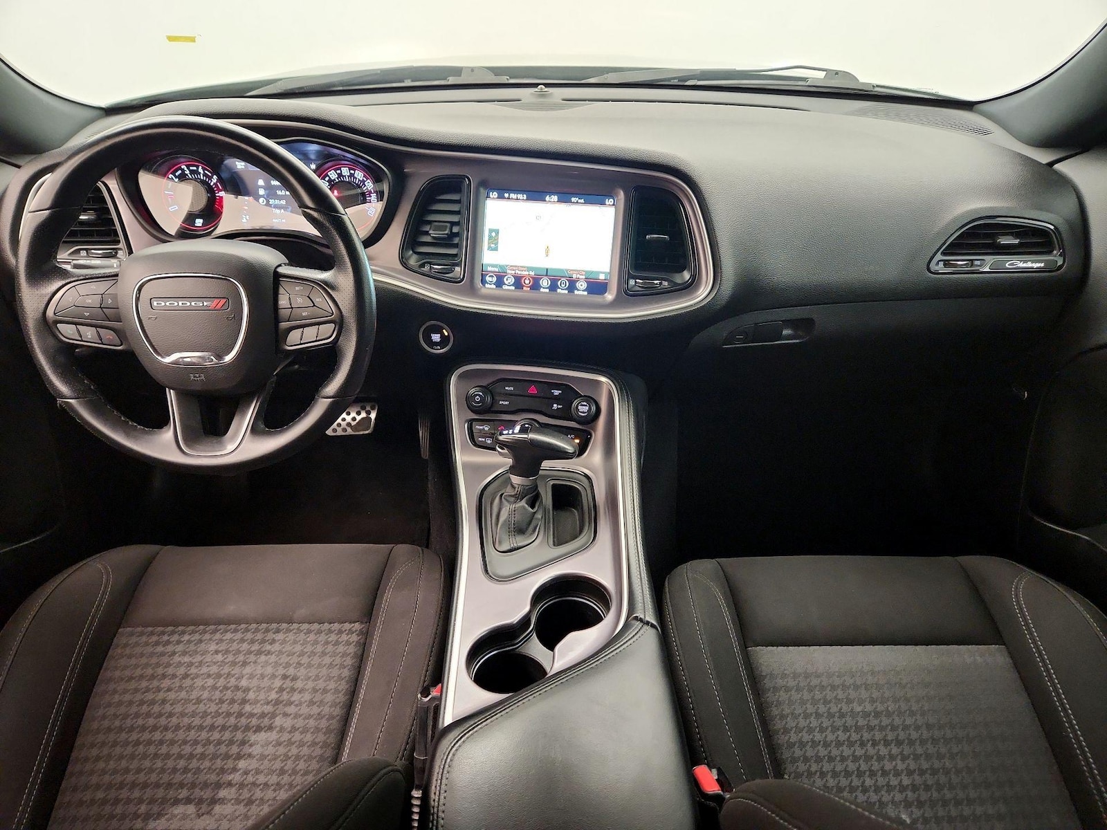 2022 Dodge Challenger SXT - Photo 10