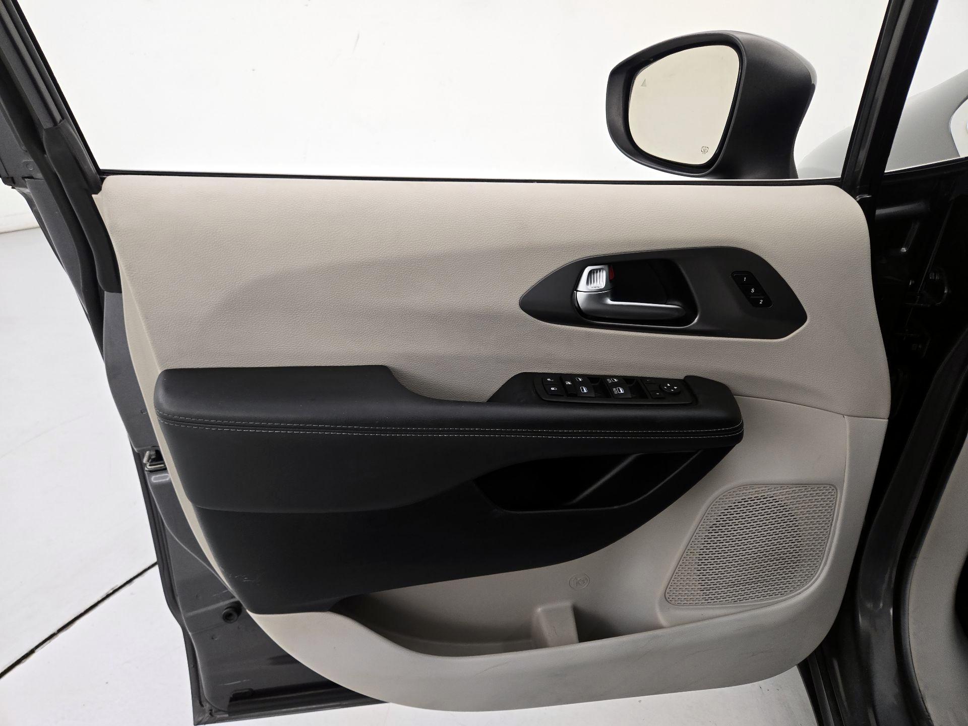 Thumbnail: 2023 Chrysler Pacifica - 12