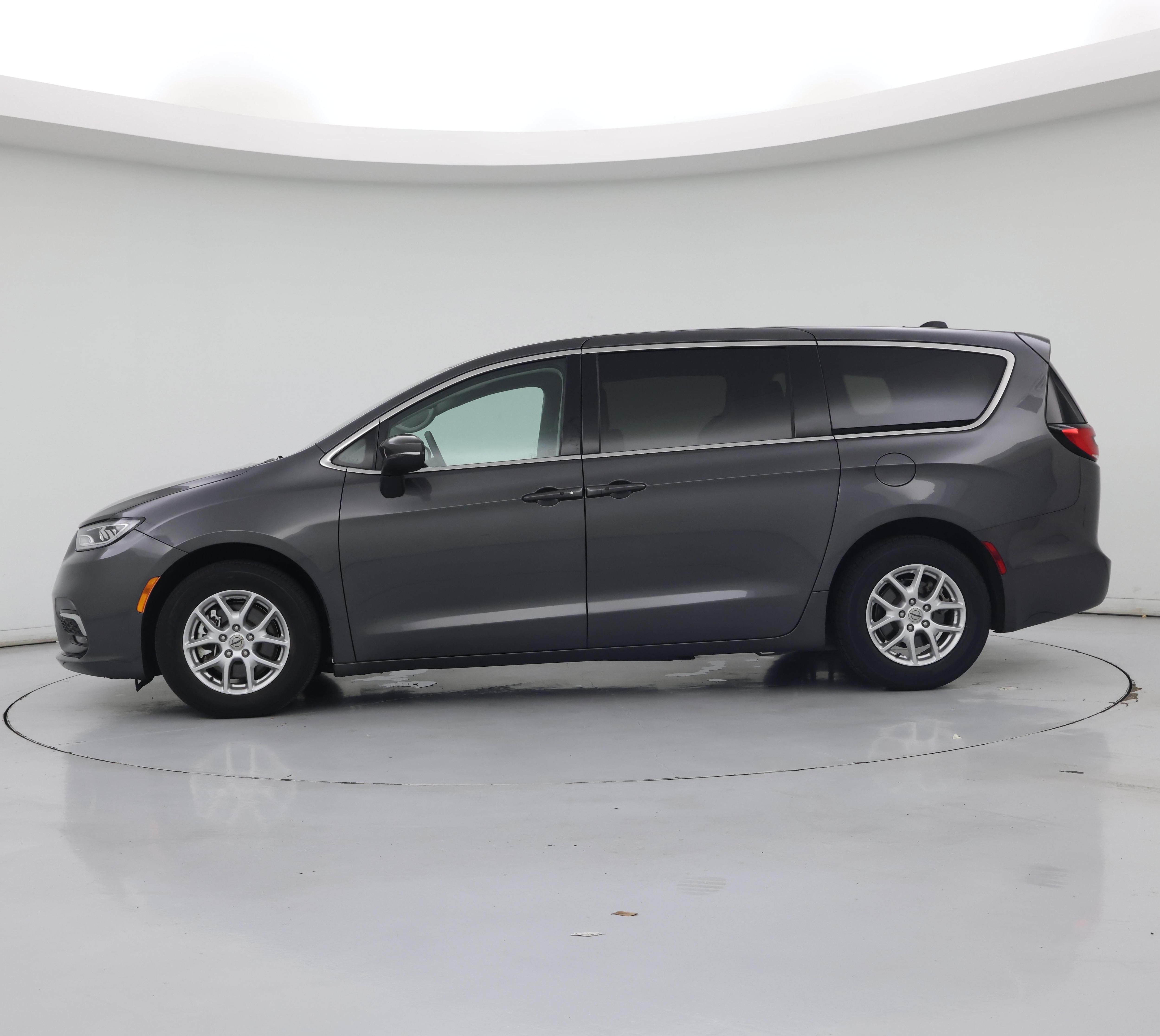 Thumbnail: 2023 Chrysler Pacifica - 3