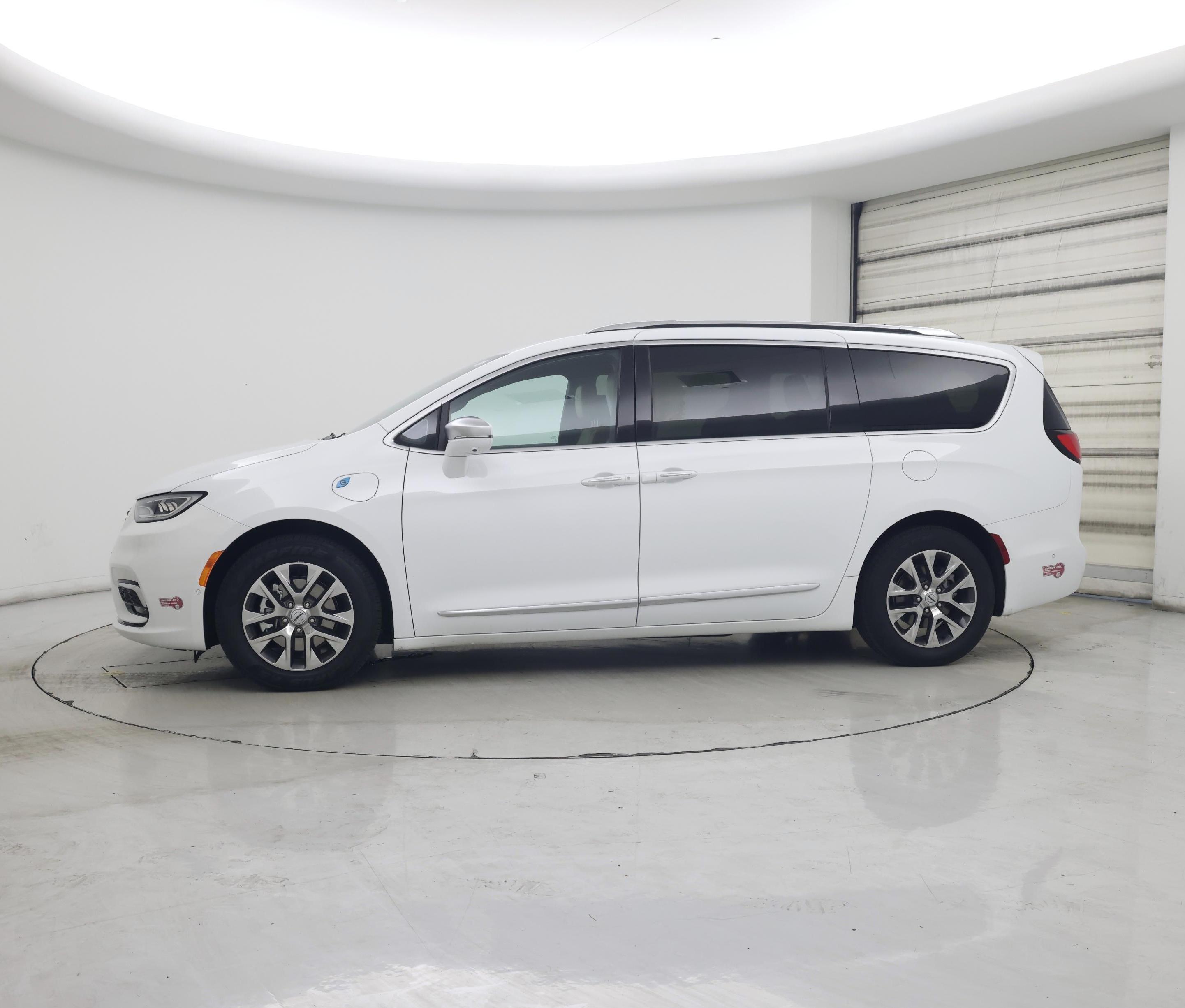 Thumbnail: 2022 Chrysler Pacifica - 3