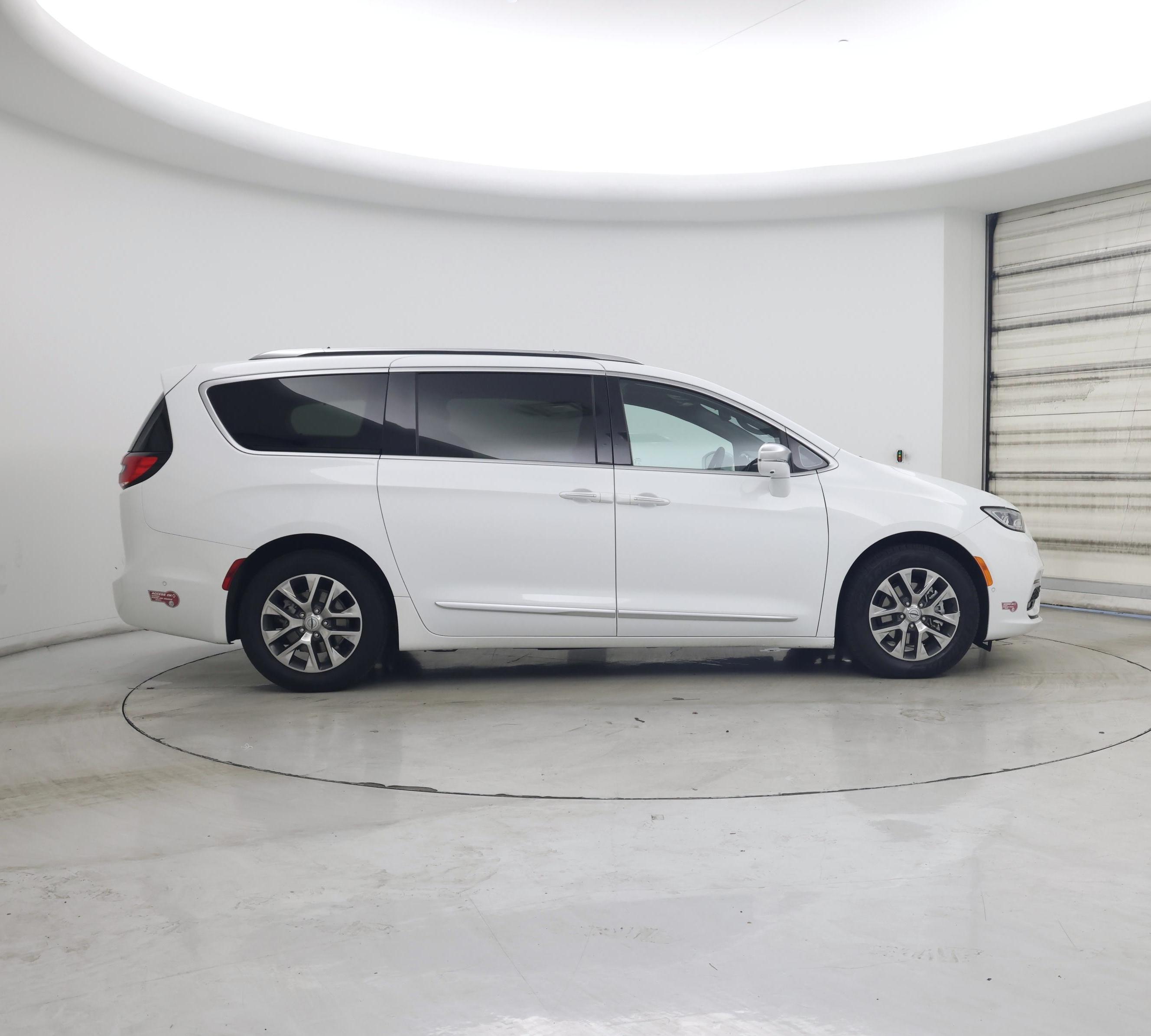 Thumbnail: 2022 Chrysler Pacifica - 7