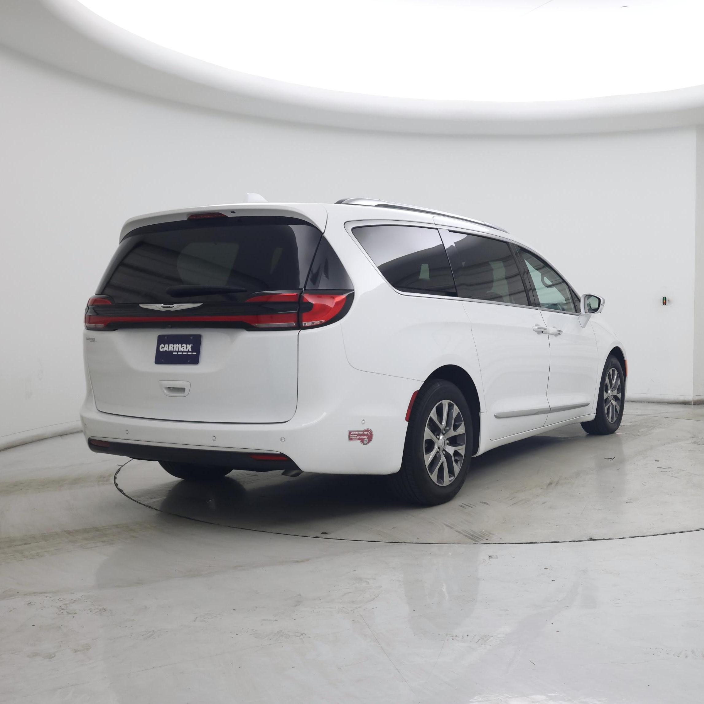 Thumbnail: 2022 Chrysler Pacifica - 8