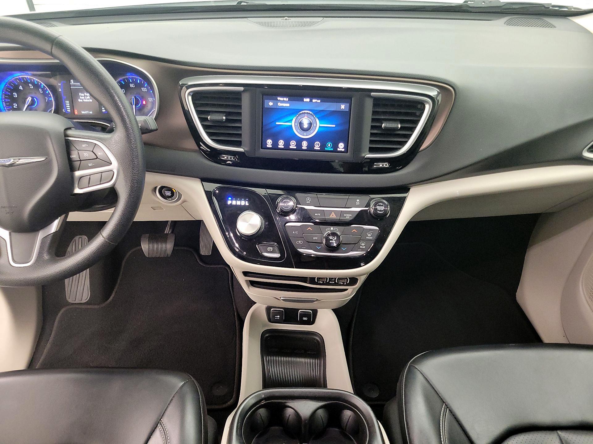 Thumbnail: 2021 Chrysler Voyager - 9