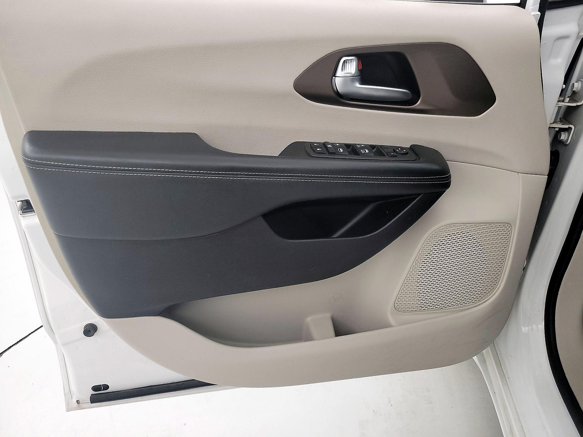 Thumbnail: 2021 Chrysler Voyager - 12