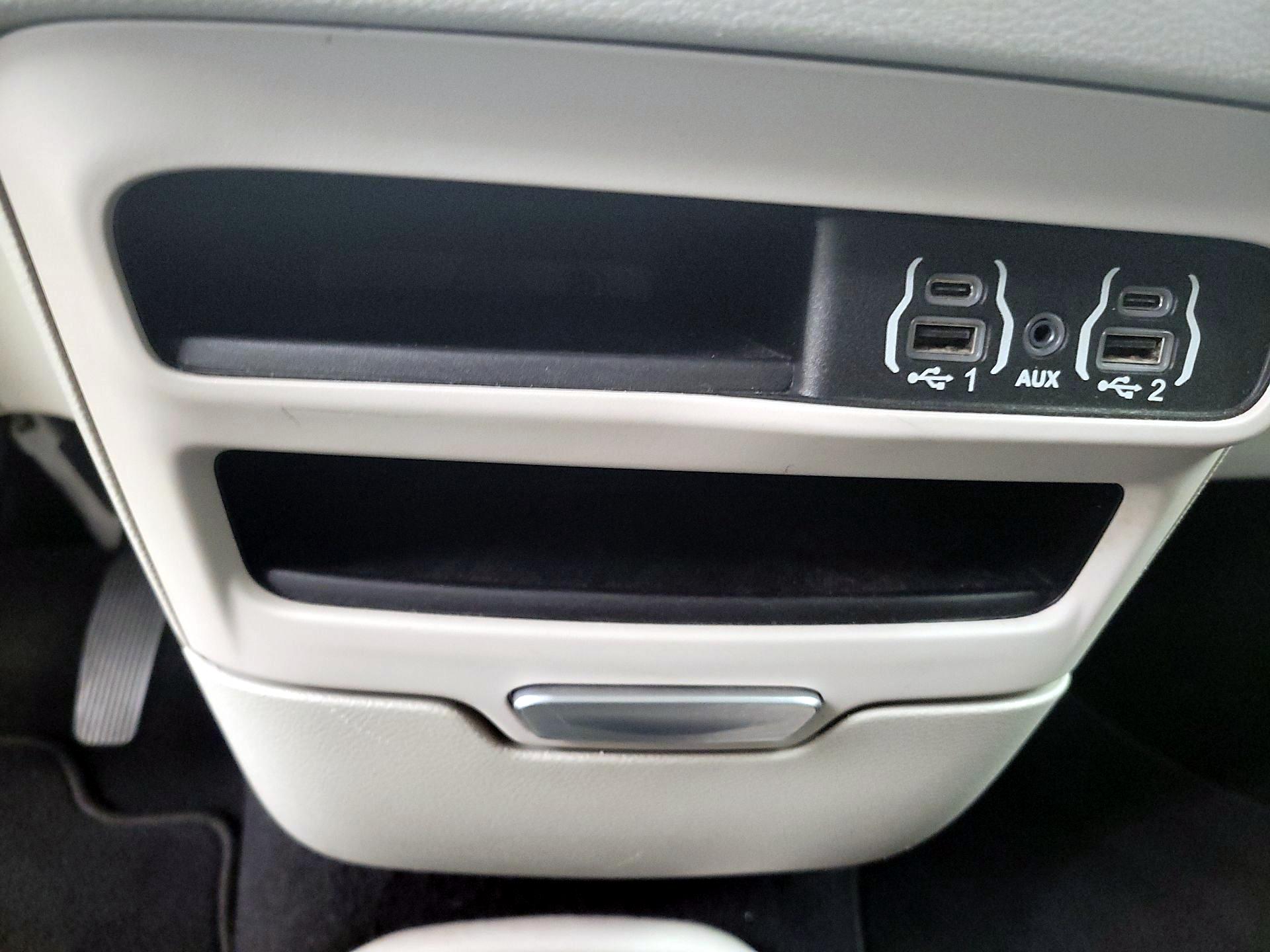 Thumbnail: 2021 Chrysler Voyager - 18