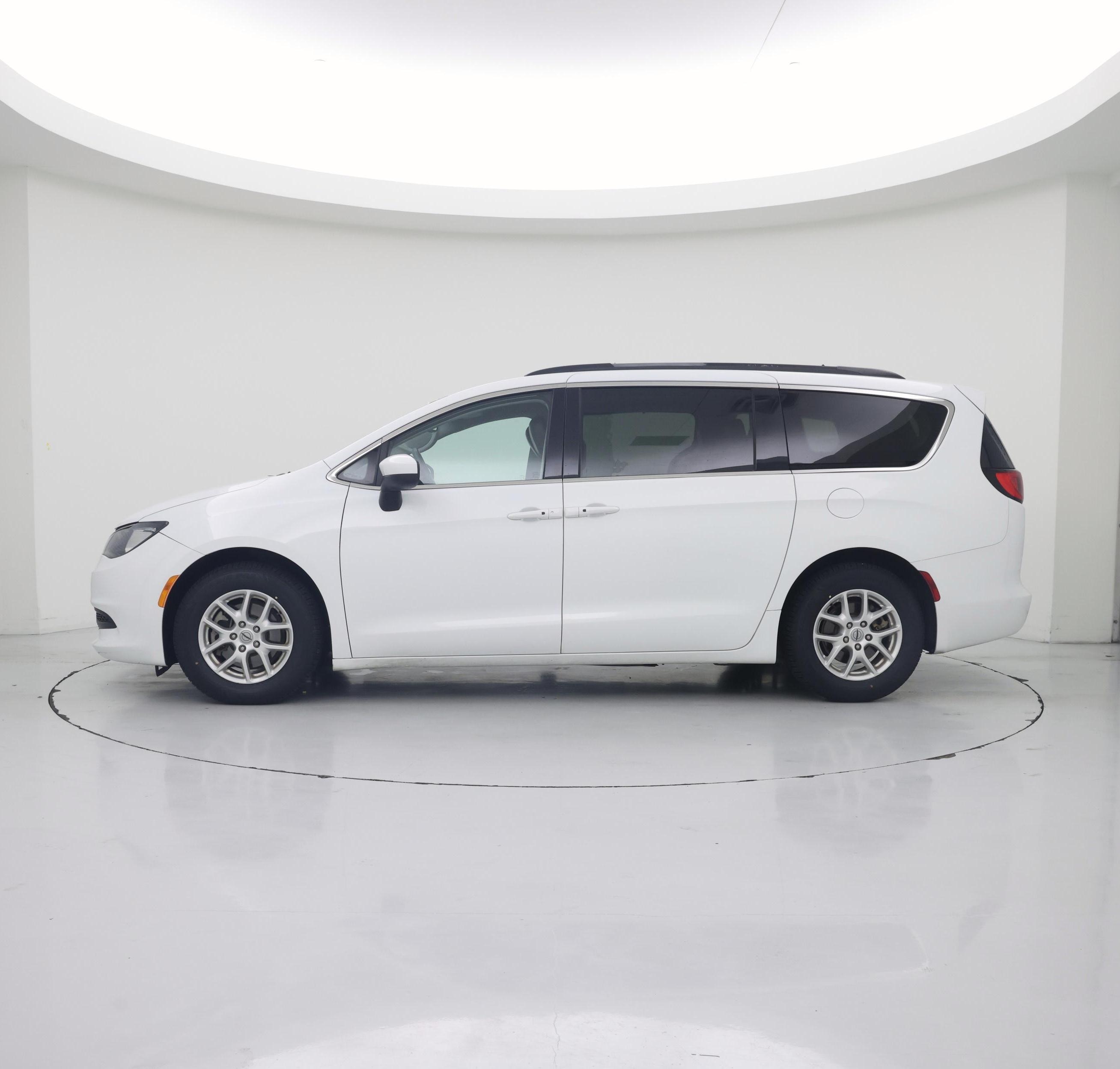 Thumbnail: 2021 Chrysler Voyager - 3