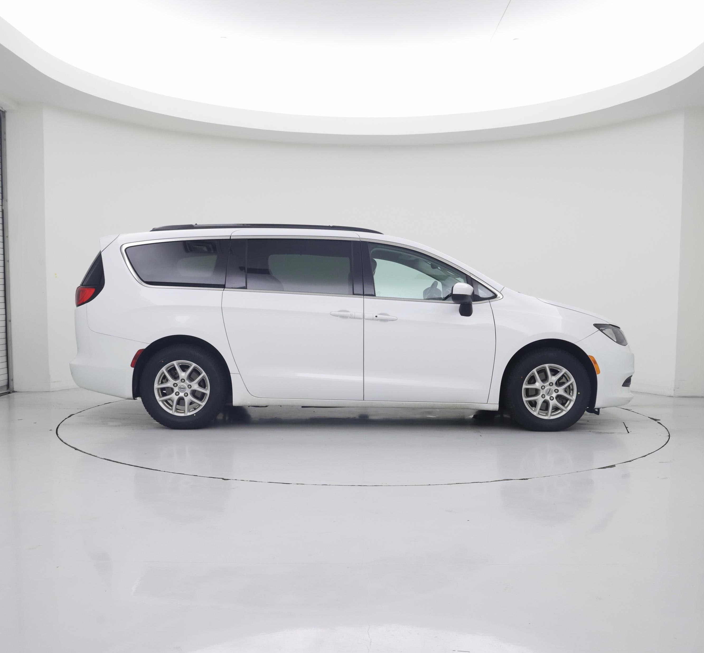 Thumbnail: 2021 Chrysler Voyager - 7