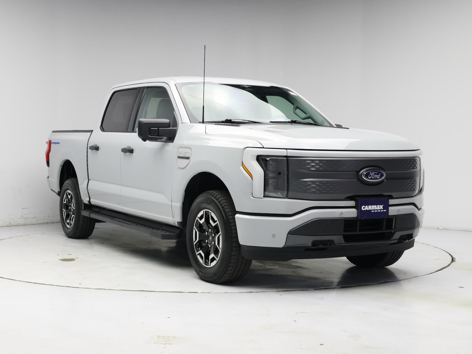 2023 Ford F-150 Lightning XLT - Photo 2