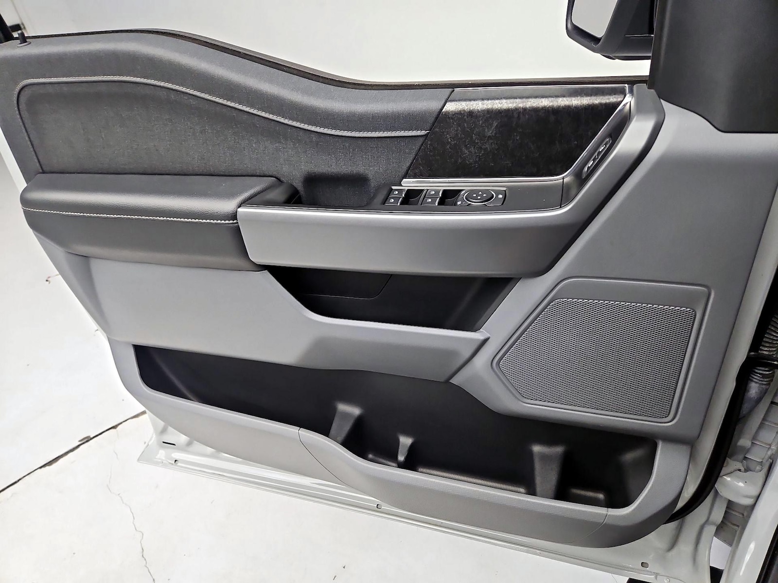 2023 Ford F-150 Lightning XLT - Photo 13