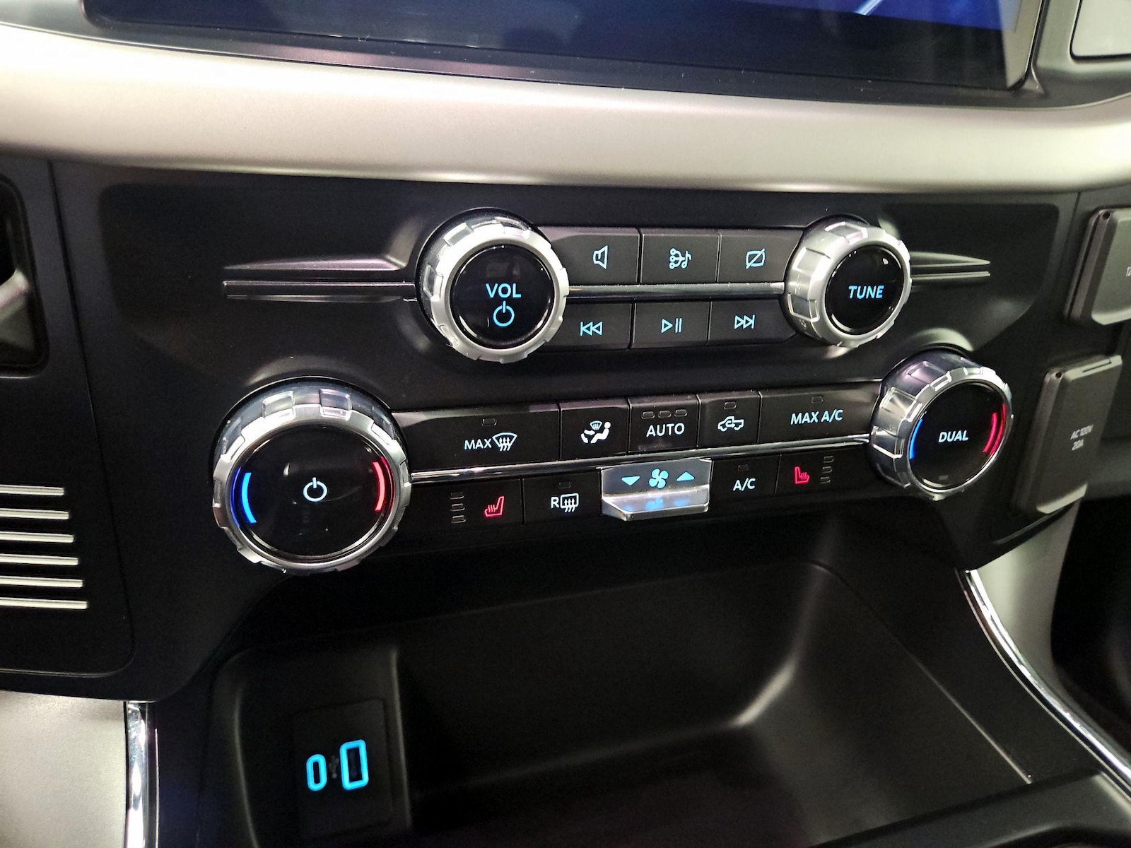 2023 Ford F-150 Lightning XLT - Photo 18