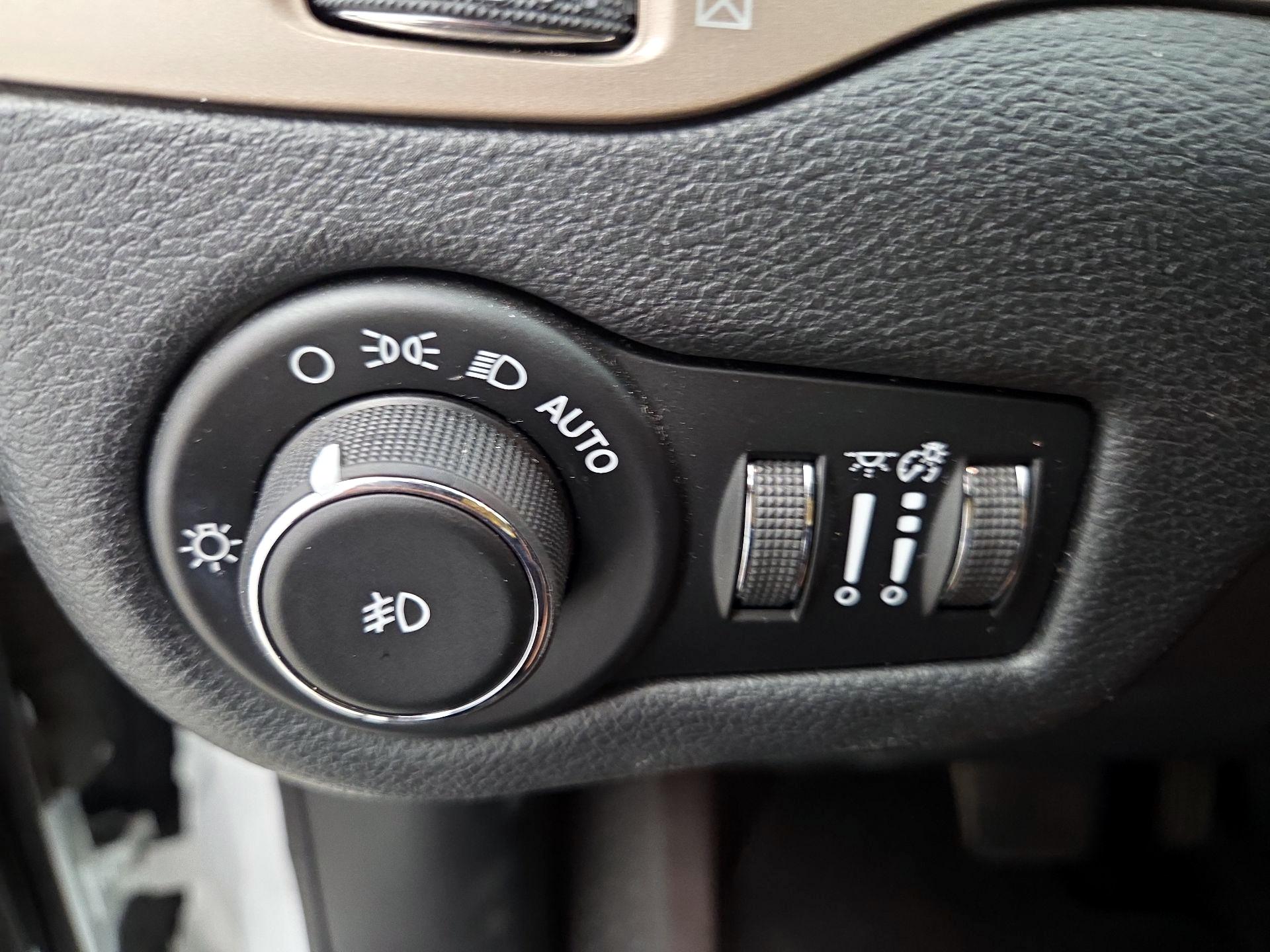 Thumbnail: 2016 Jeep Cherokee - 13