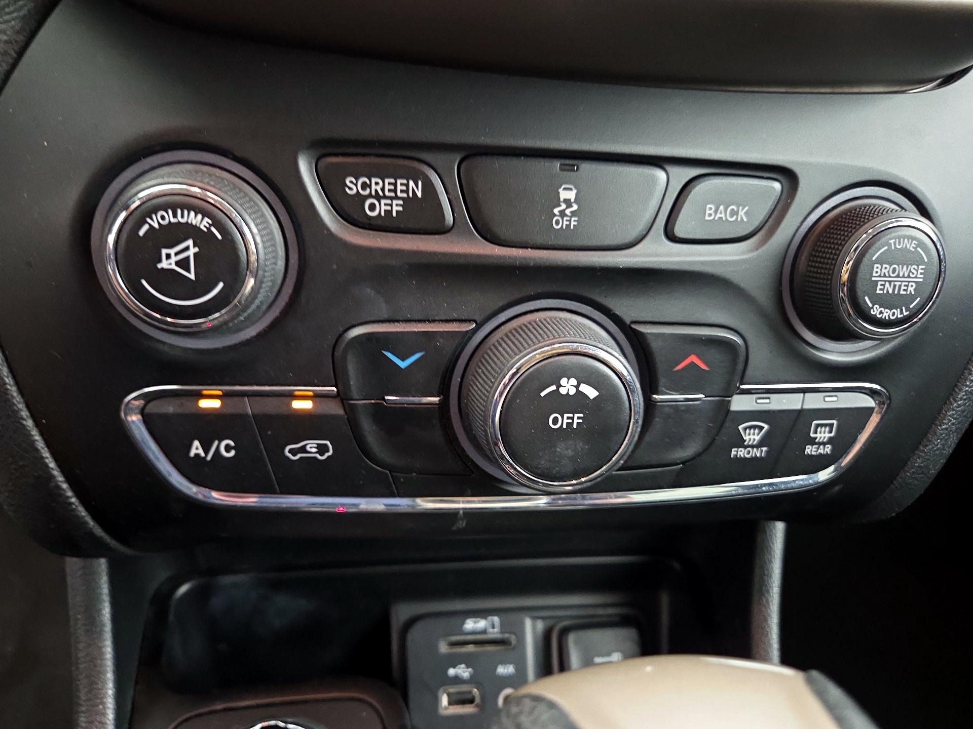 Thumbnail: 2016 Jeep Cherokee - 16