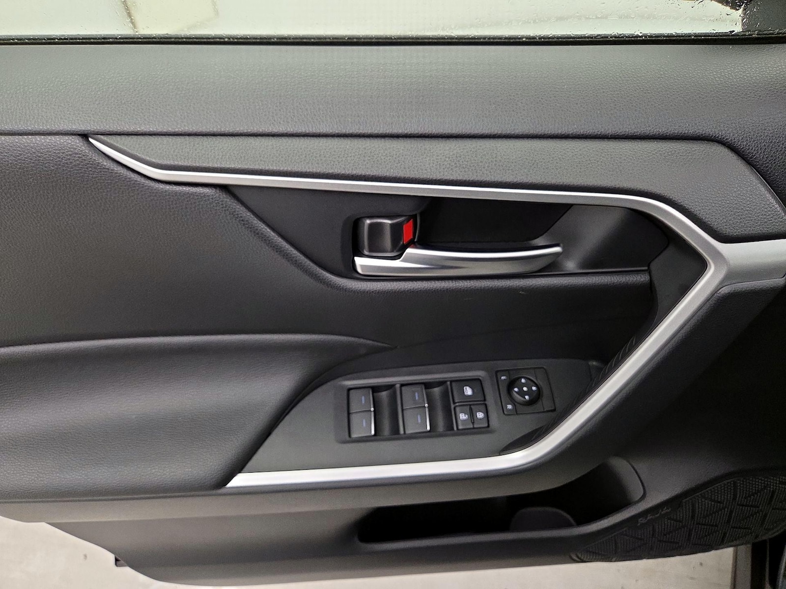 2025 Toyota RAV4 XLE - Photo 13