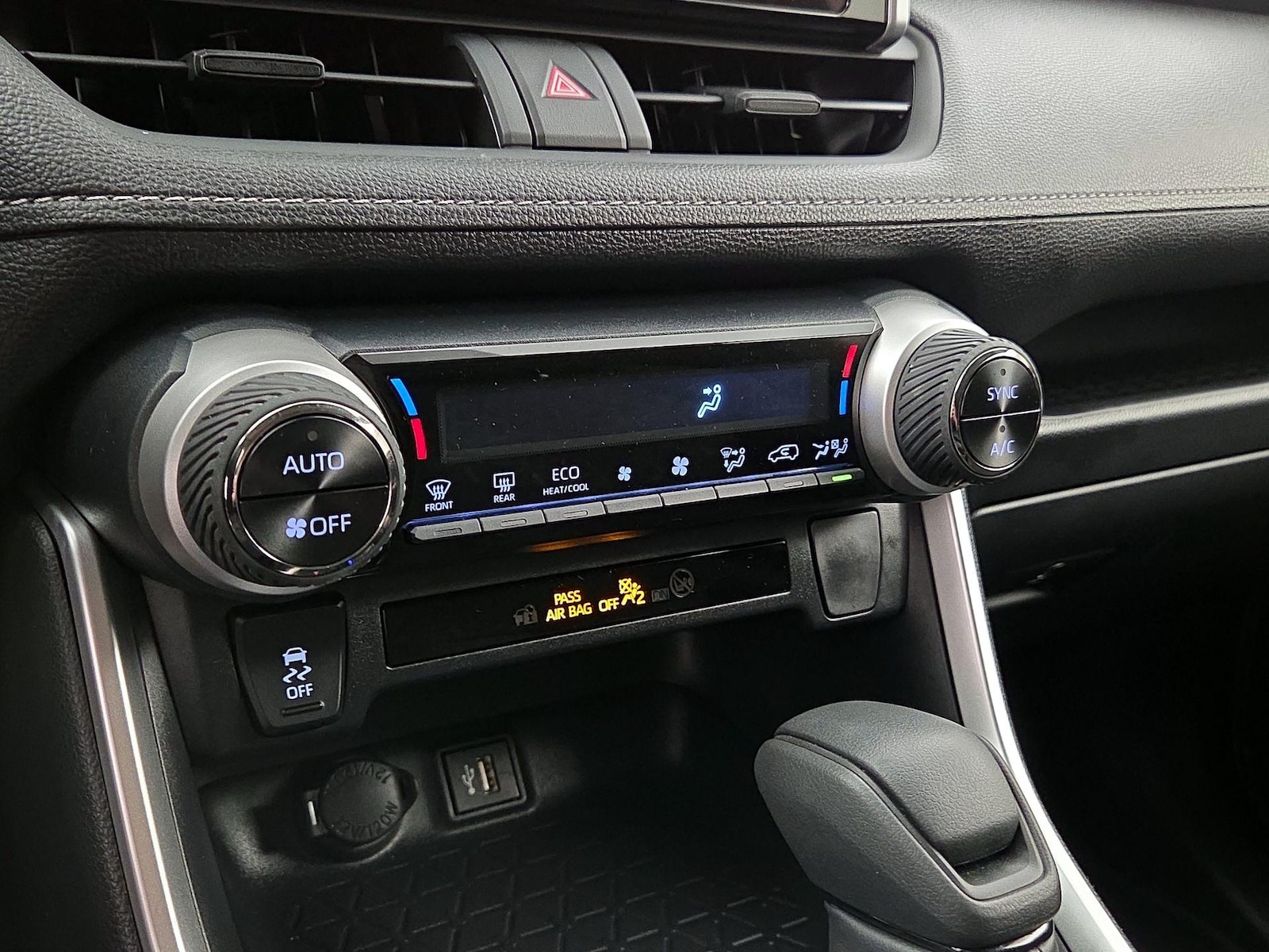 2025 Toyota RAV4 XLE - Photo 17