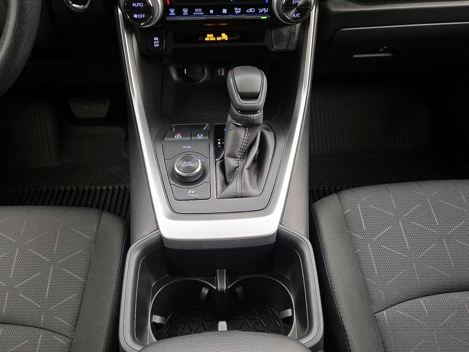 2025 Toyota RAV4 XLE - Photo 18
