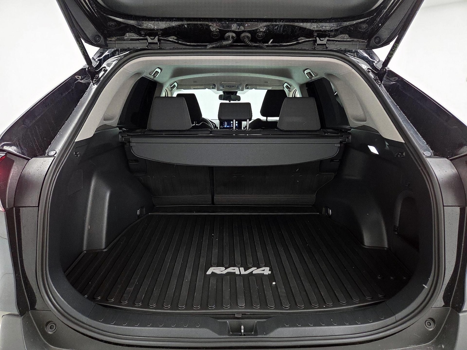 2025 Toyota RAV4 XLE - Photo 21