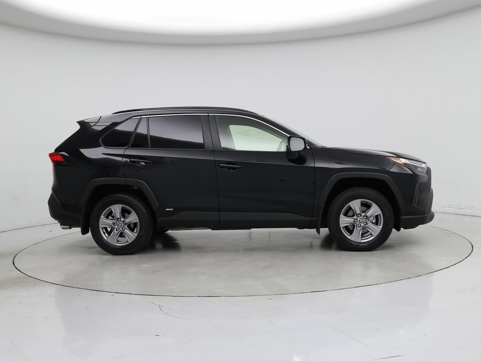 2025 Toyota RAV4 XLE - Photo 8