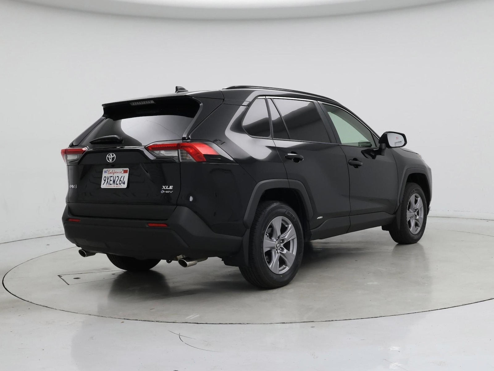 2025 Toyota RAV4 XLE - Photo 9