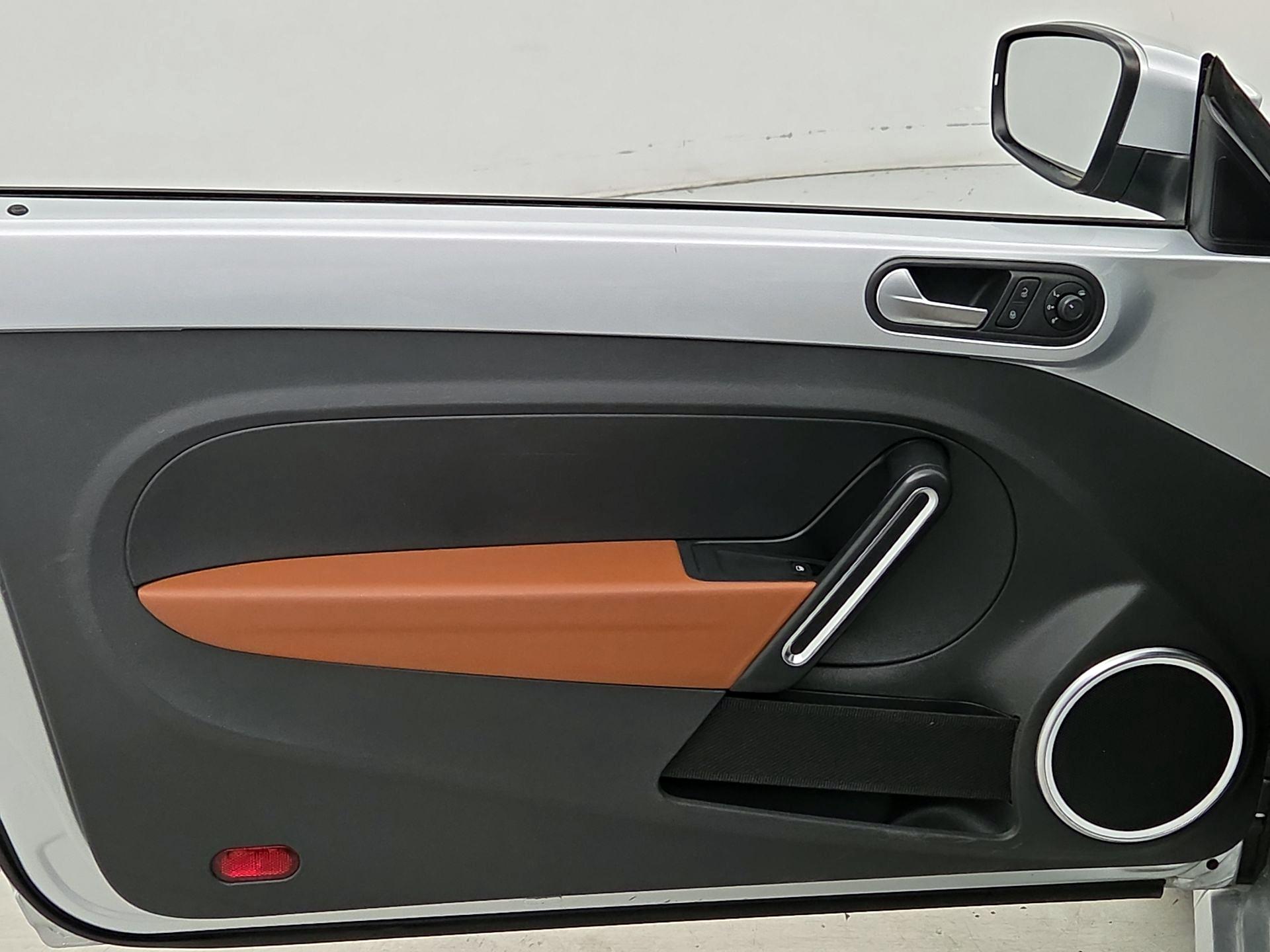 Thumbnail: 2015 Volkswagen Beetle - 12