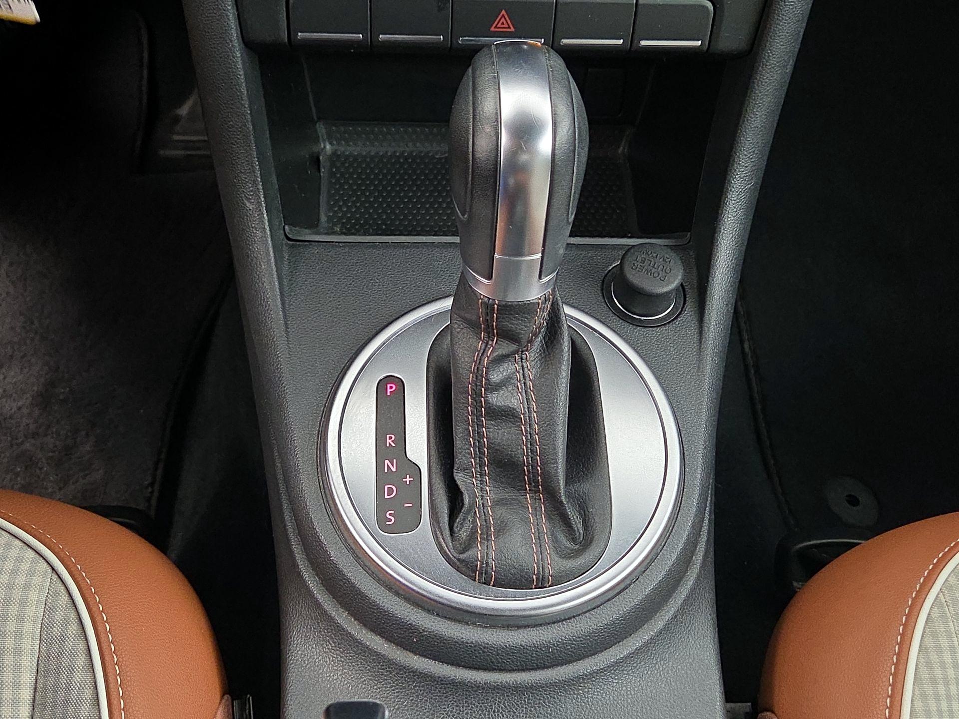 Thumbnail: 2015 Volkswagen Beetle - 15