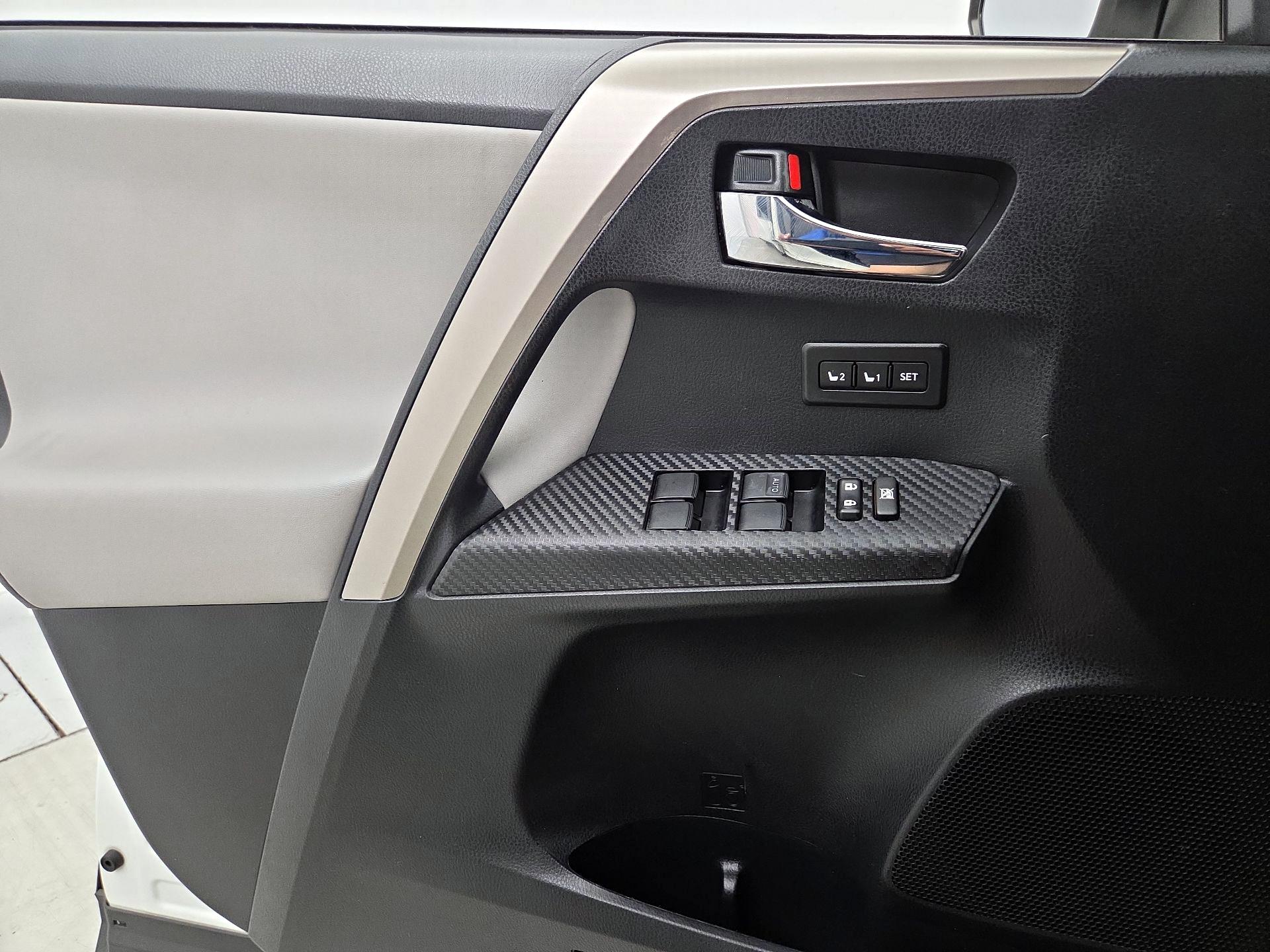 Thumbnail: 2015 Toyota RAV4 - 12