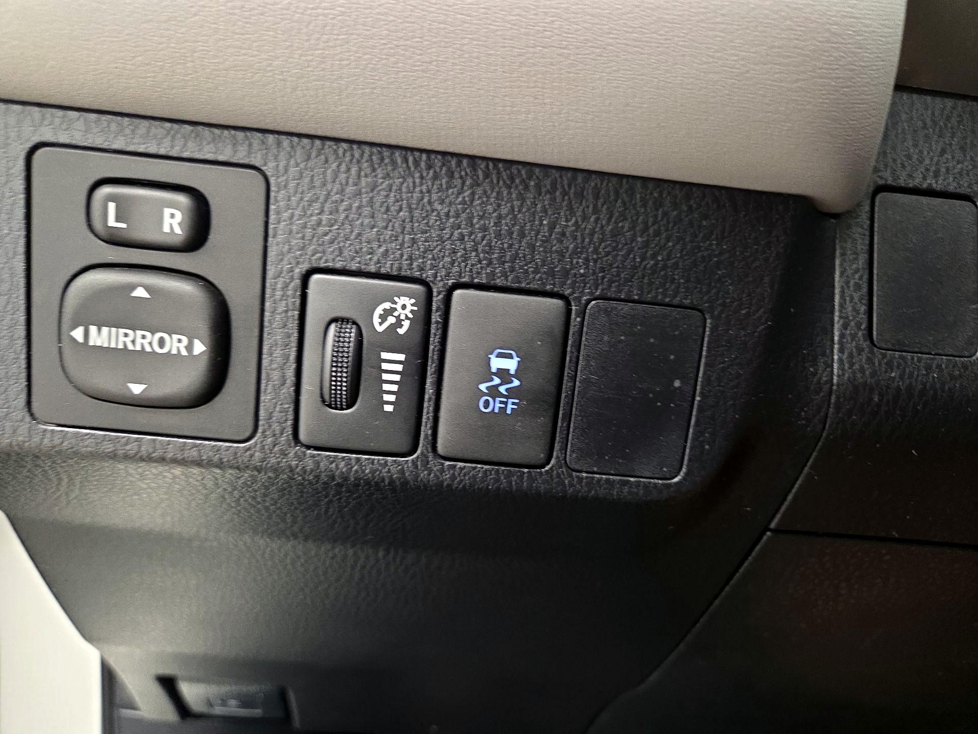 Thumbnail: 2015 Toyota RAV4 - 13