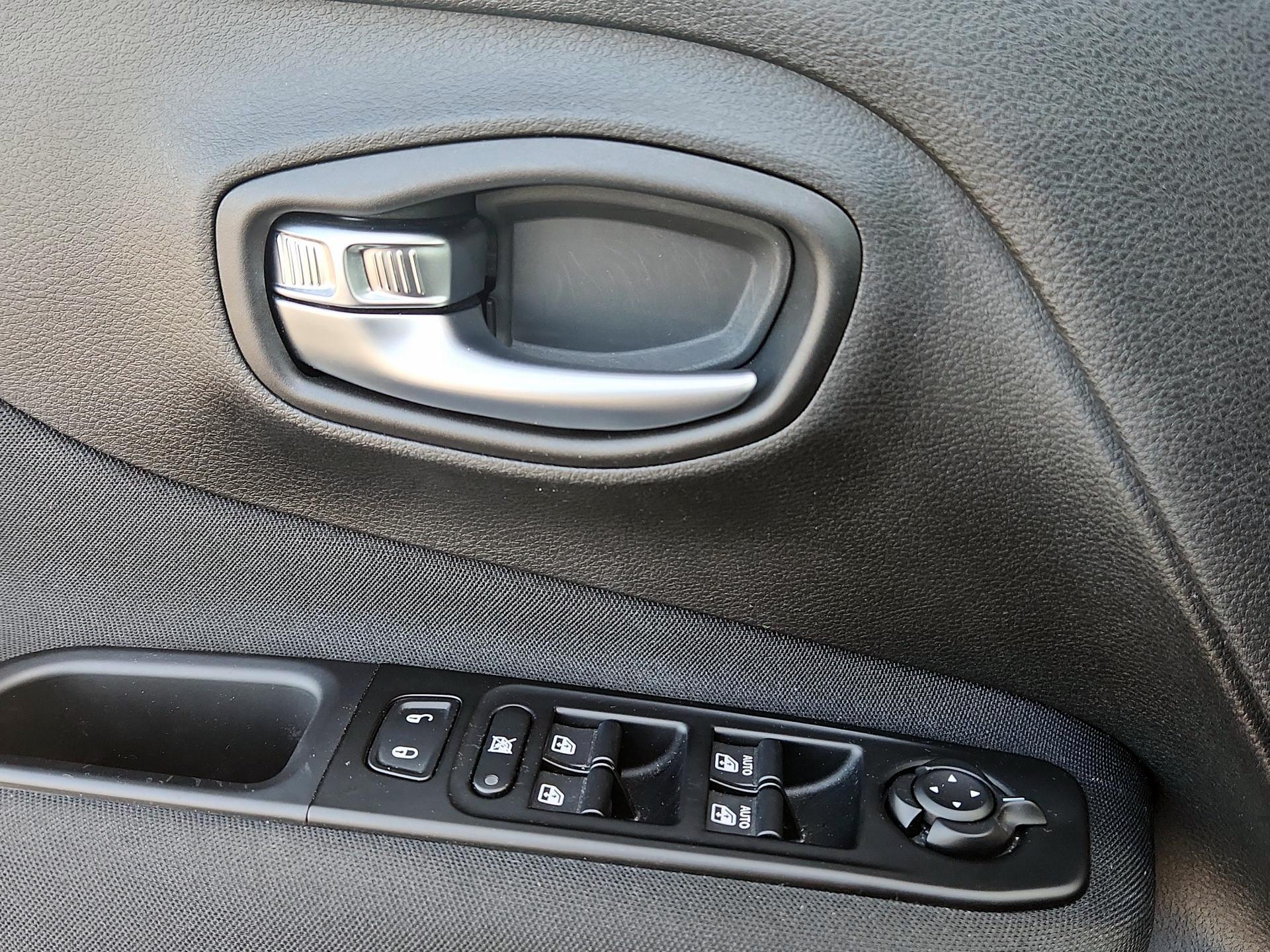 Thumbnail: 2021 Jeep Renegade - 10