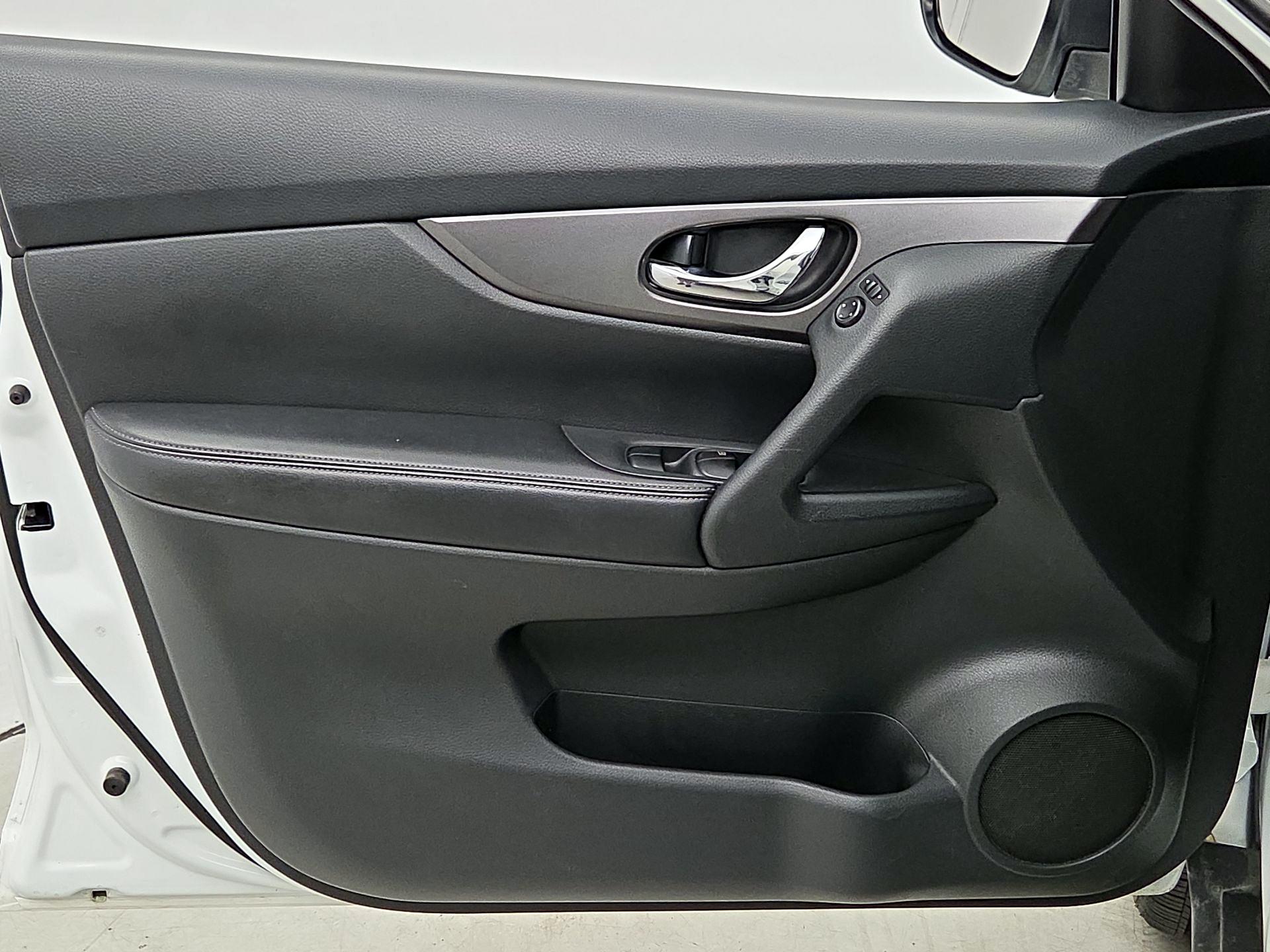 Thumbnail: 2016 Nissan Rogue - 12