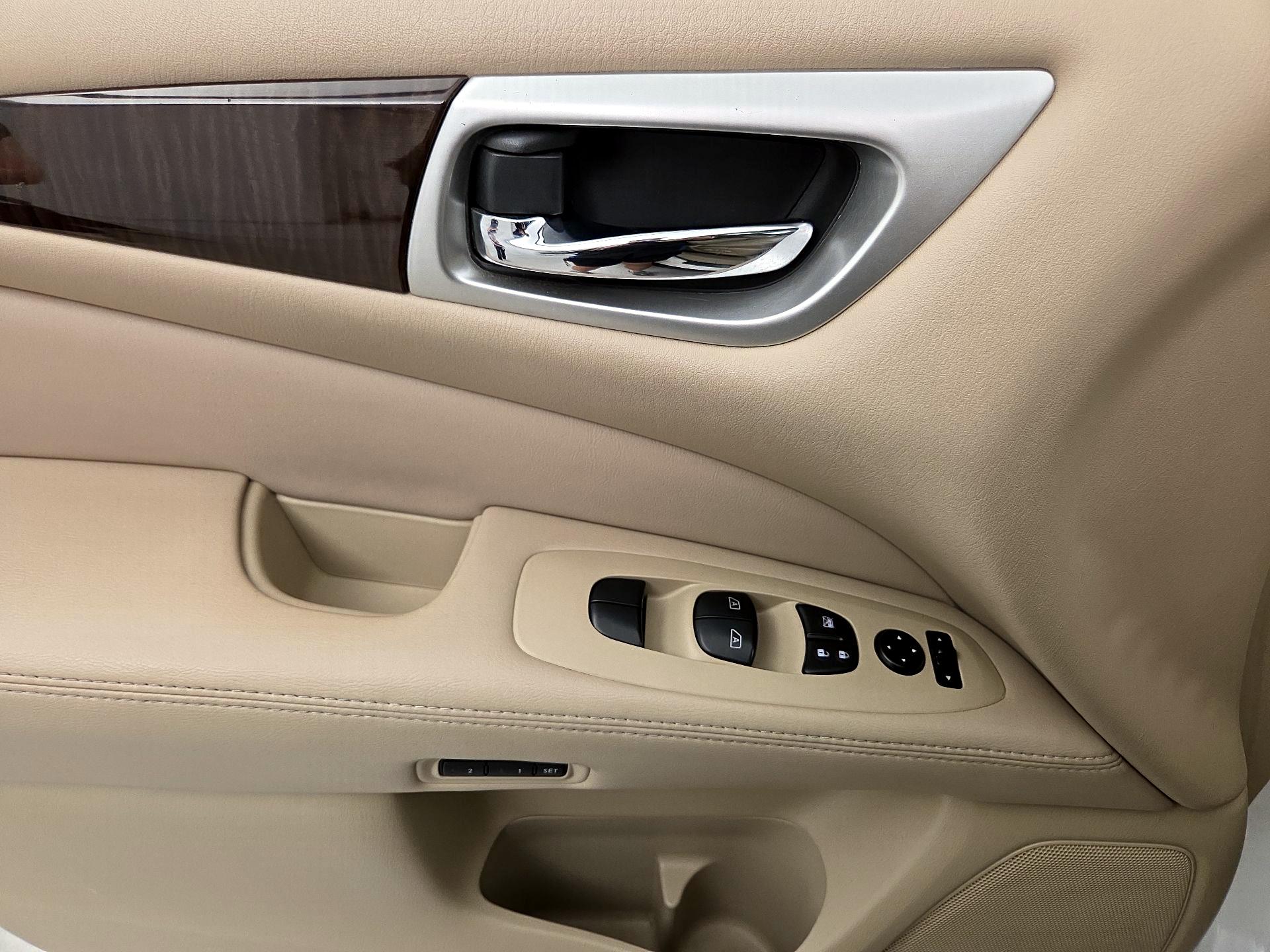 Thumbnail: 2014 Nissan Pathfinder - 12