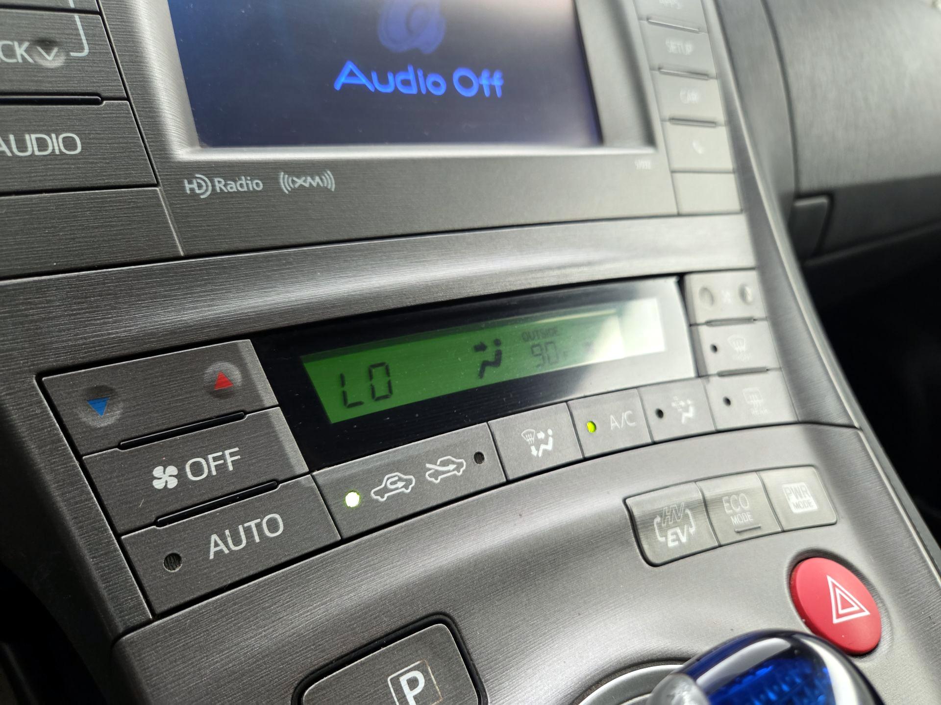 Thumbnail: 2015 Toyota Prius - 16