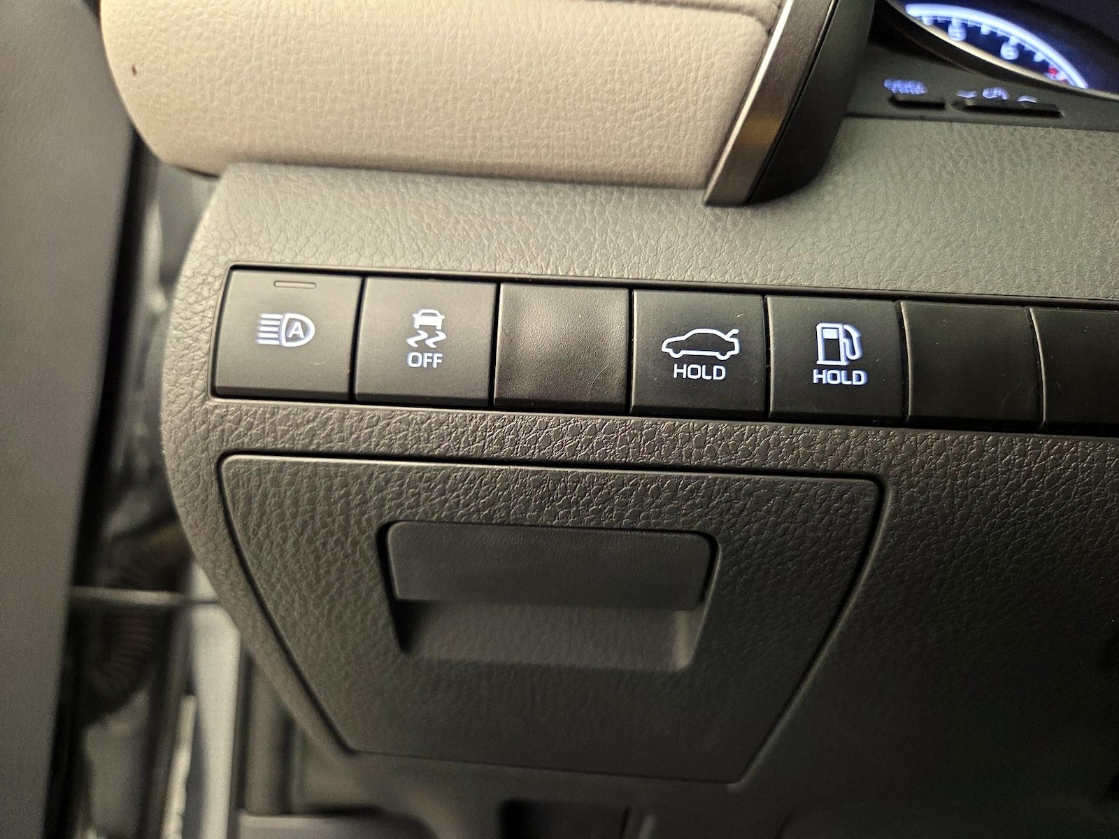 2024 Toyota Camry LE - Photo 14
