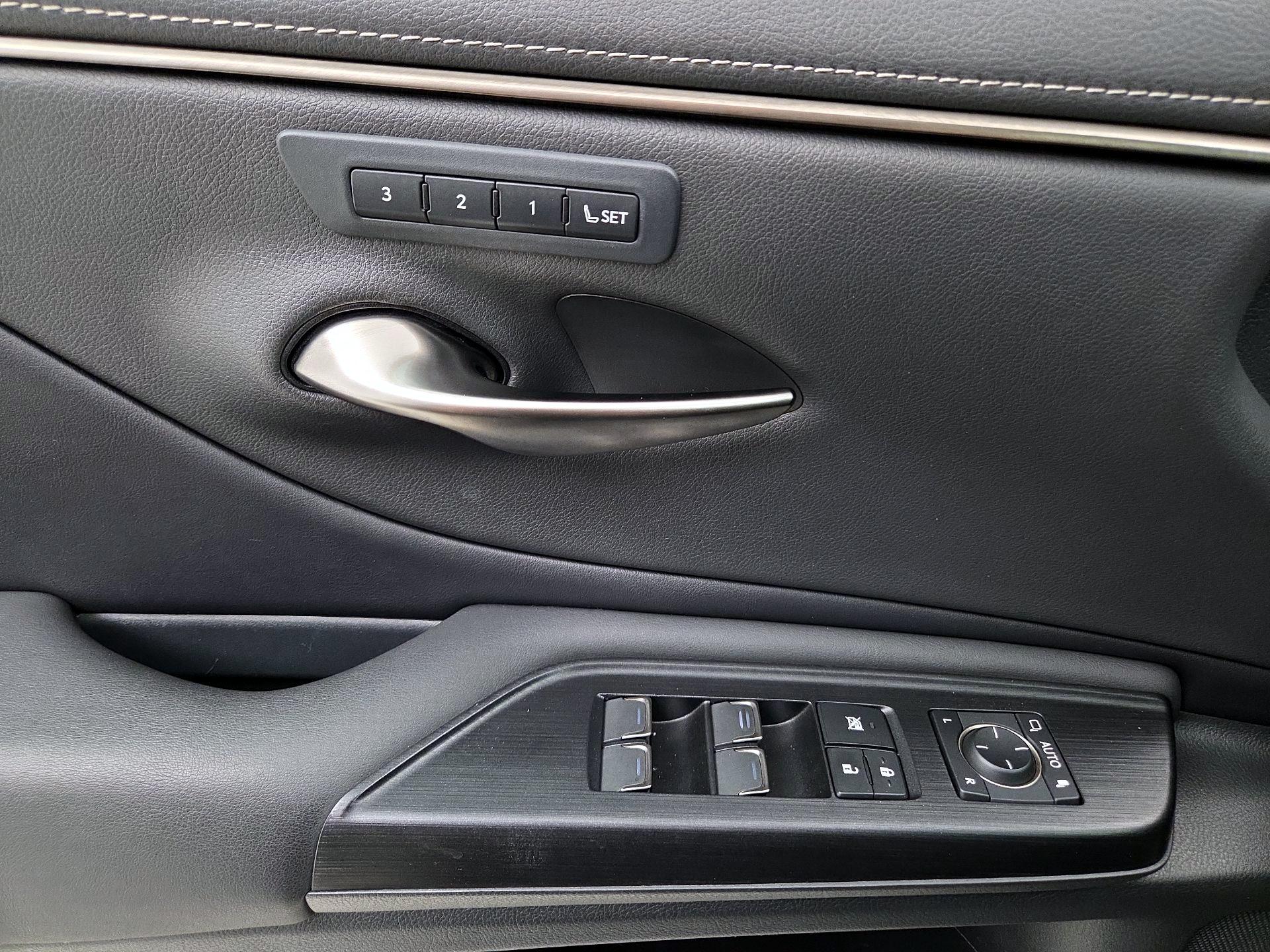 Thumbnail: 2021 Lexus ES - 12