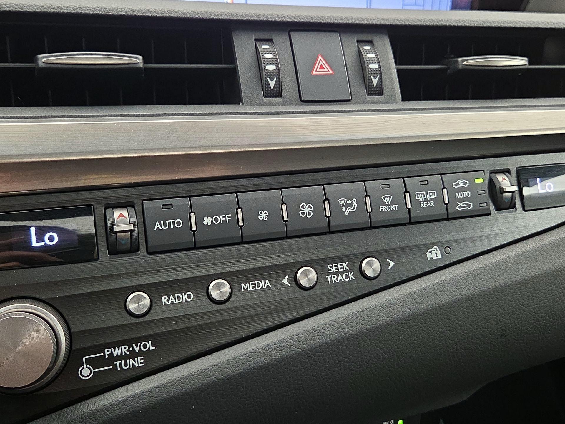 Thumbnail: 2021 Lexus ES - 16