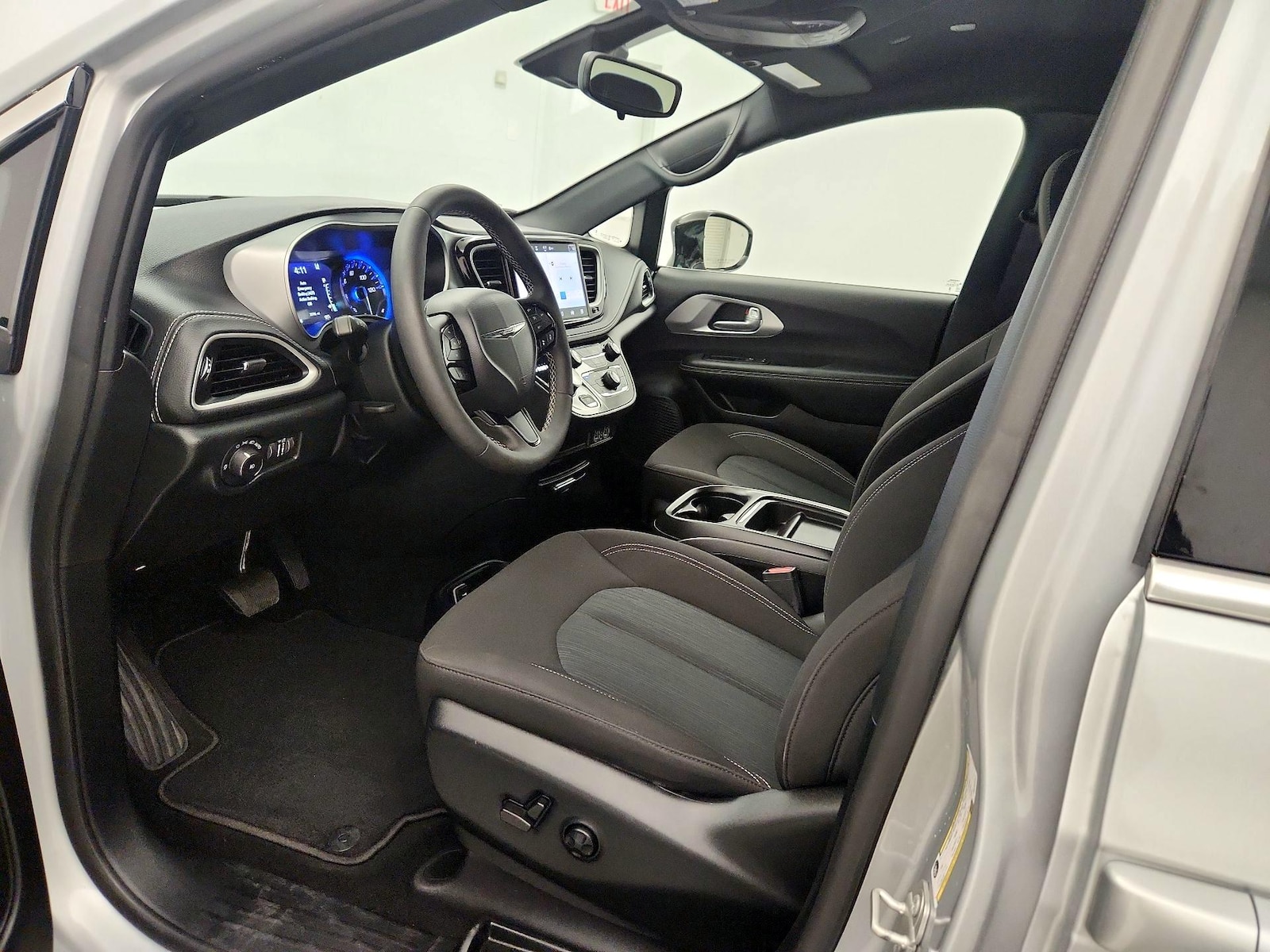 2024 Chrysler Pacifica Touring - Photo 12