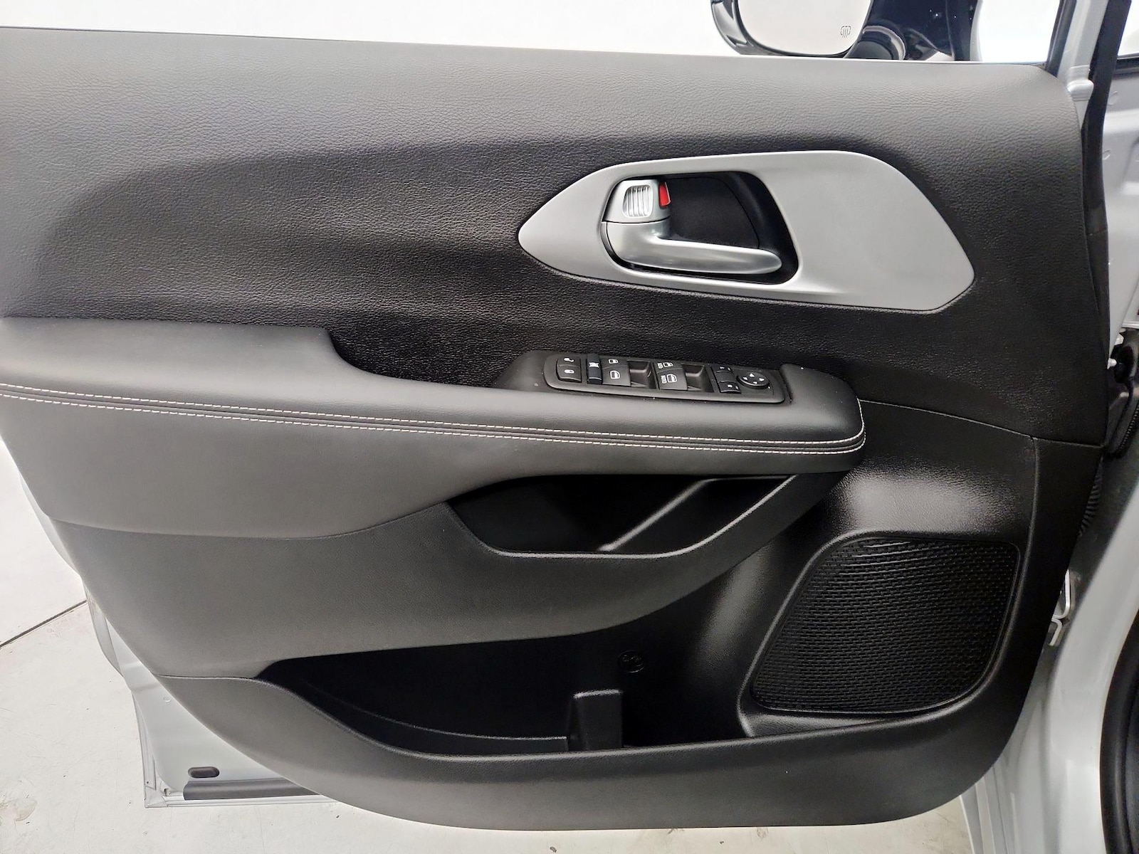 2024 Chrysler Pacifica Touring - Photo 13