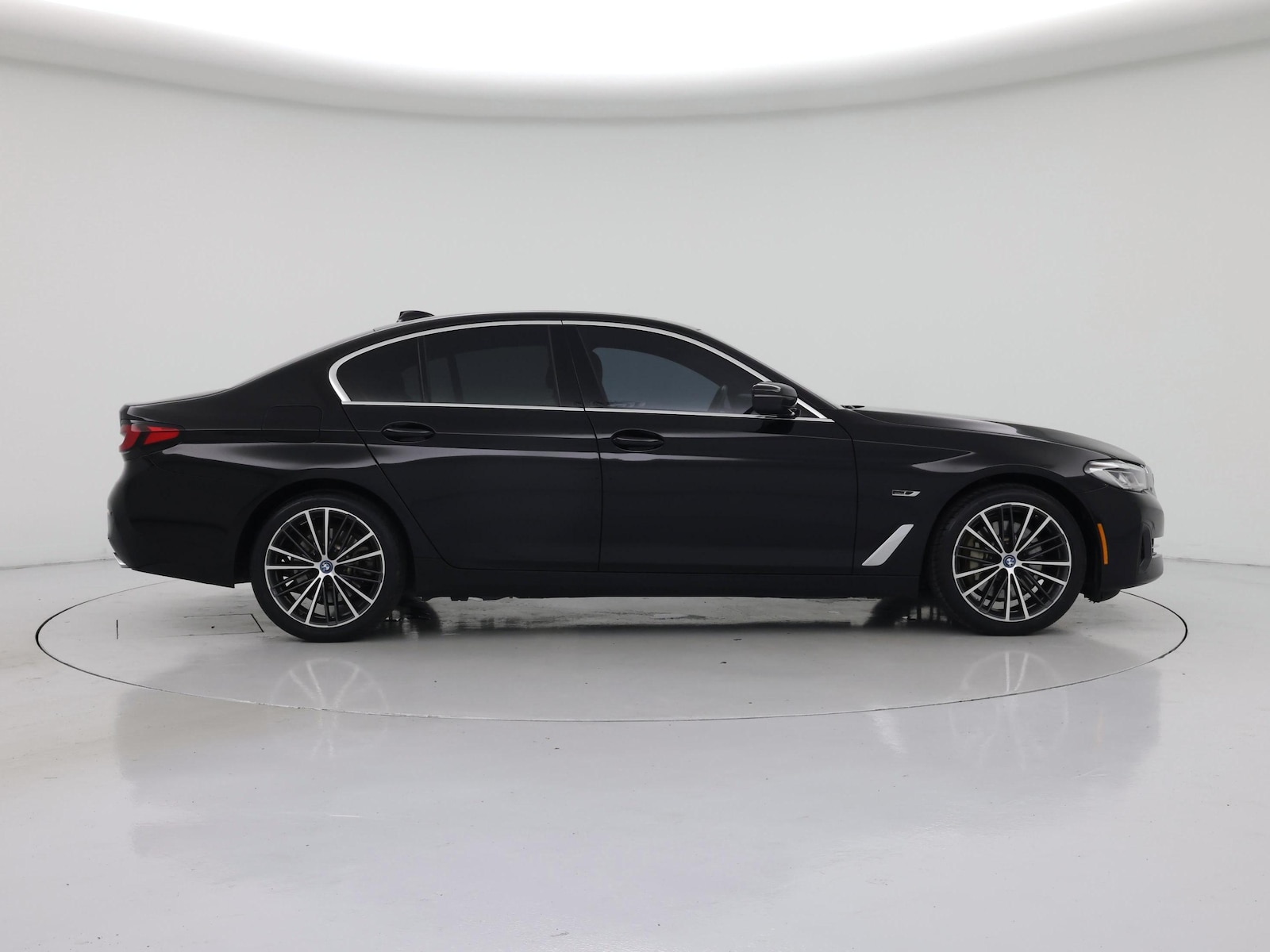 2023 BMW 5 Series 530e - Photo 8