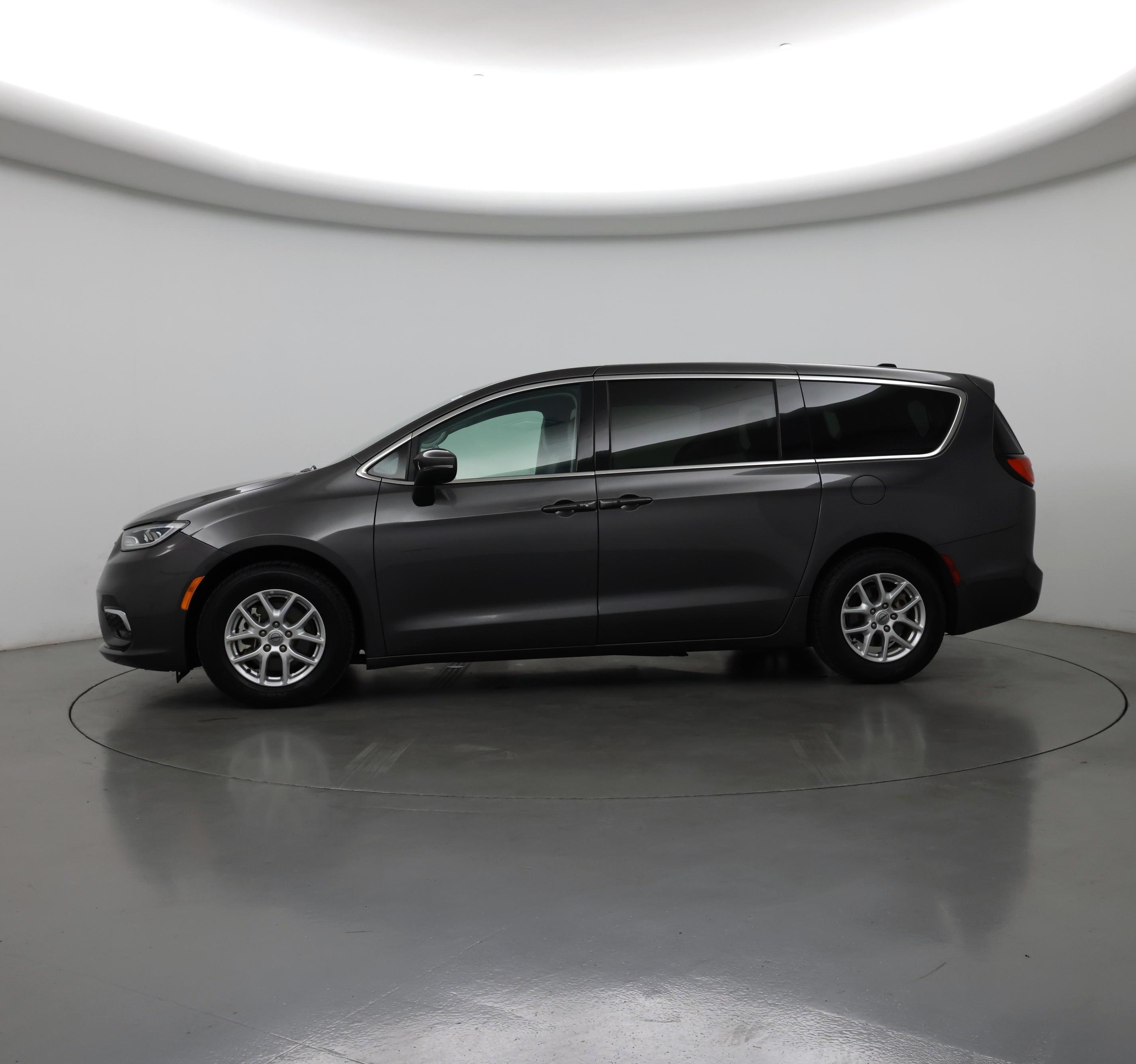 Thumbnail: 2023 Chrysler Pacifica - 3
