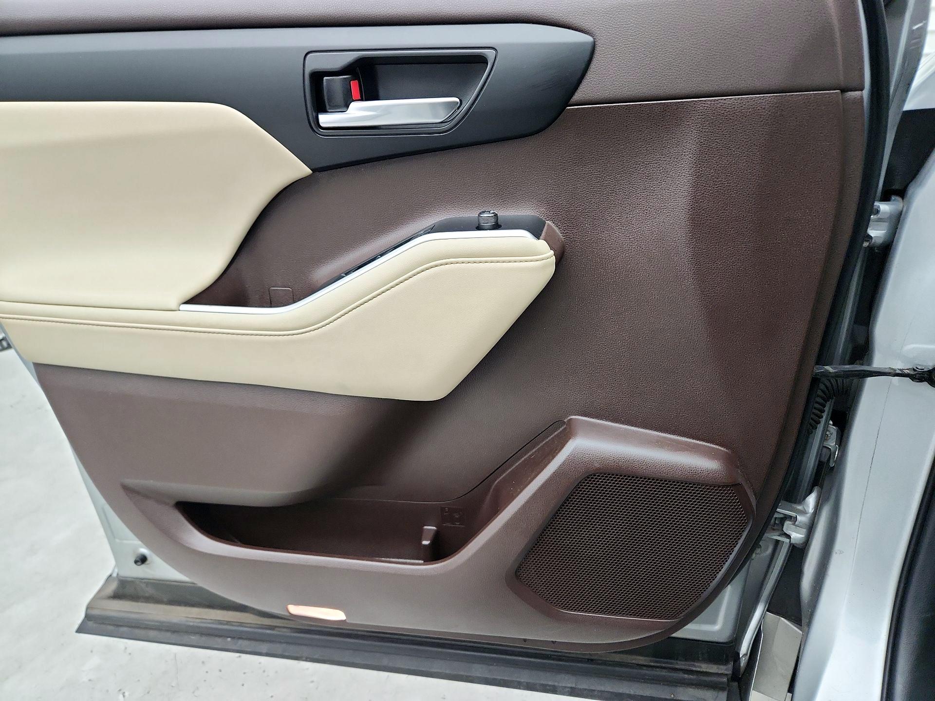 Thumbnail: 2020 Toyota Highlander - 12