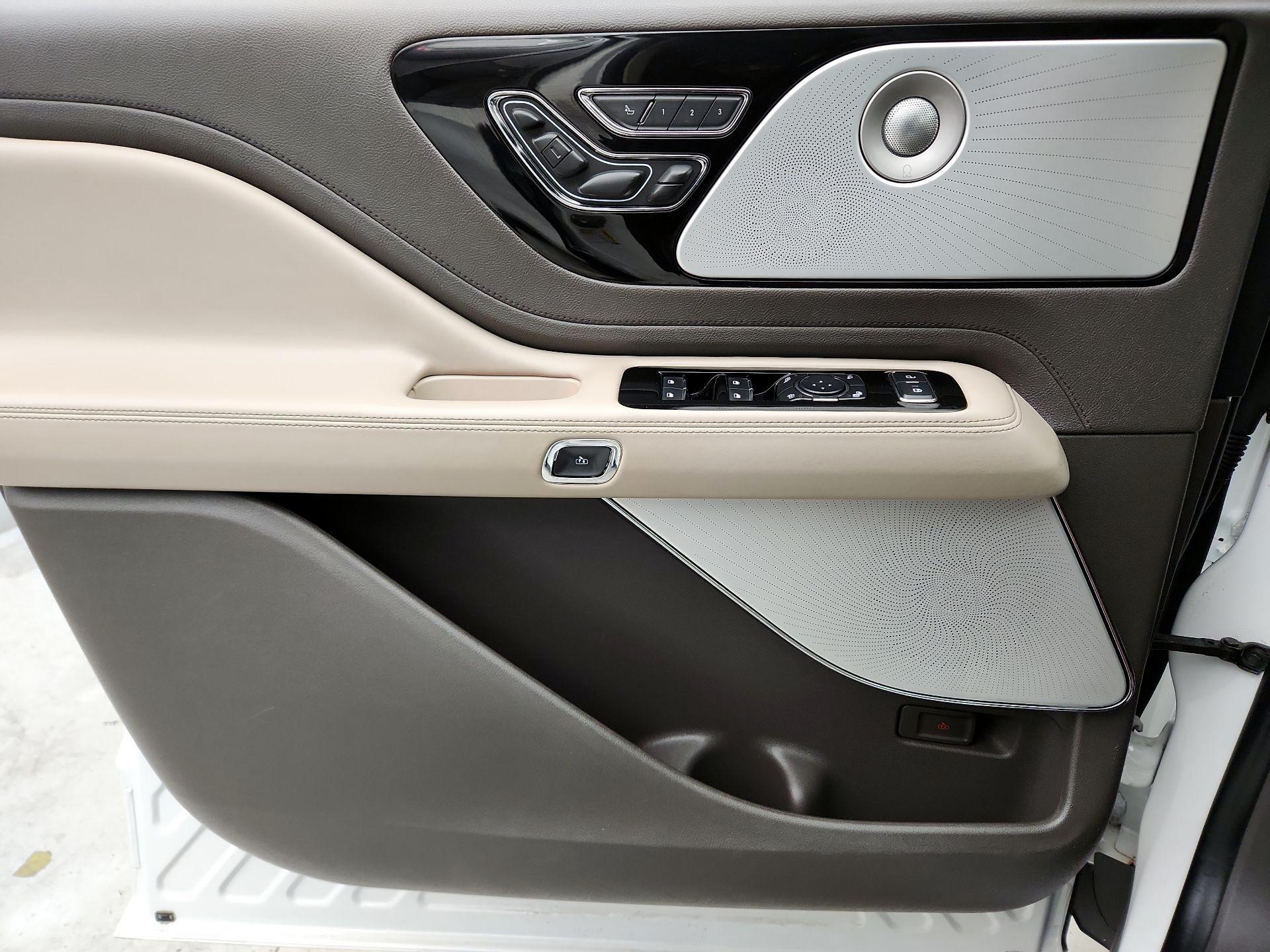 Thumbnail: 2020 Lincoln Aviator - 12