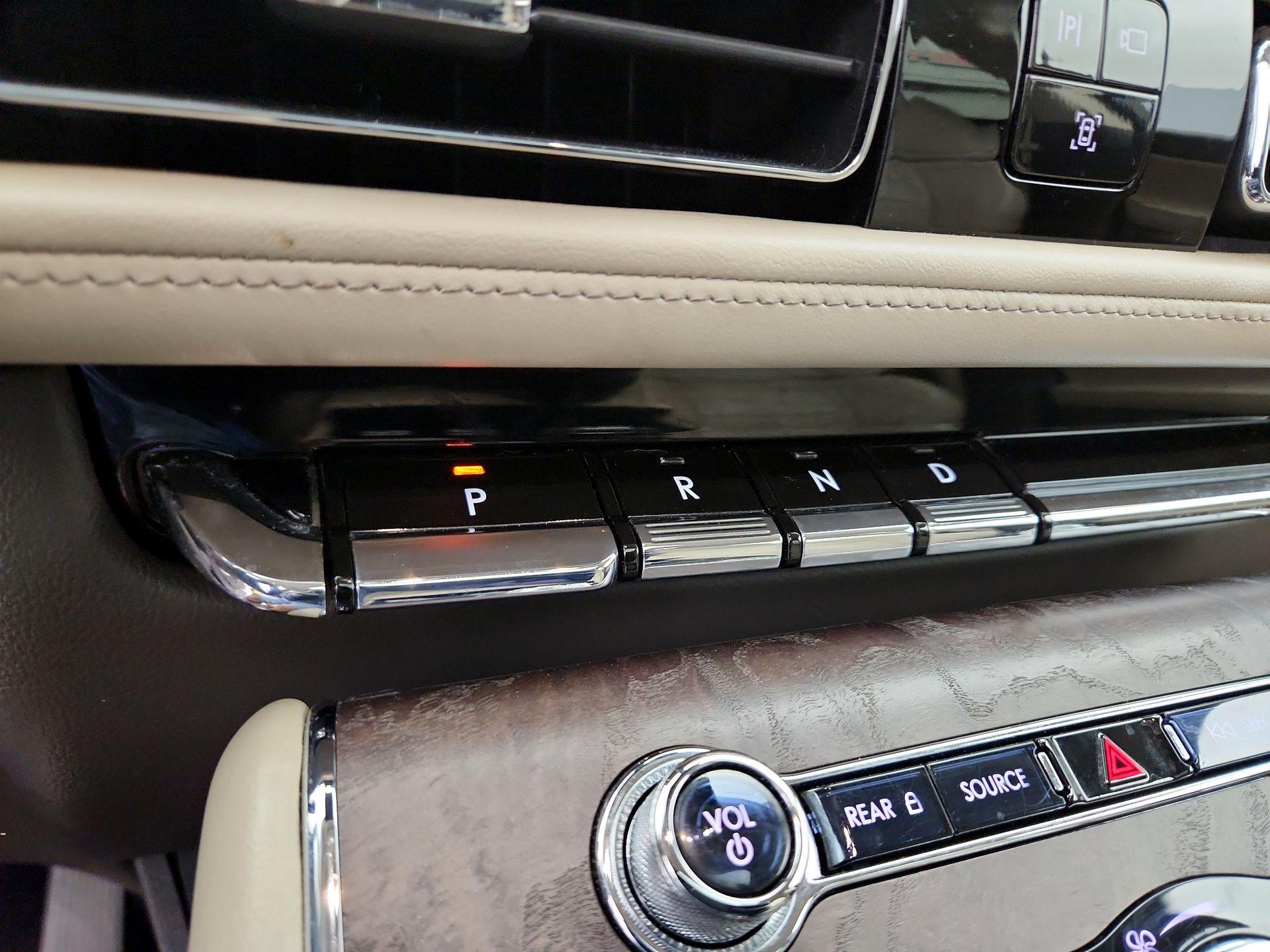 Thumbnail: 2020 Lincoln Aviator - 18