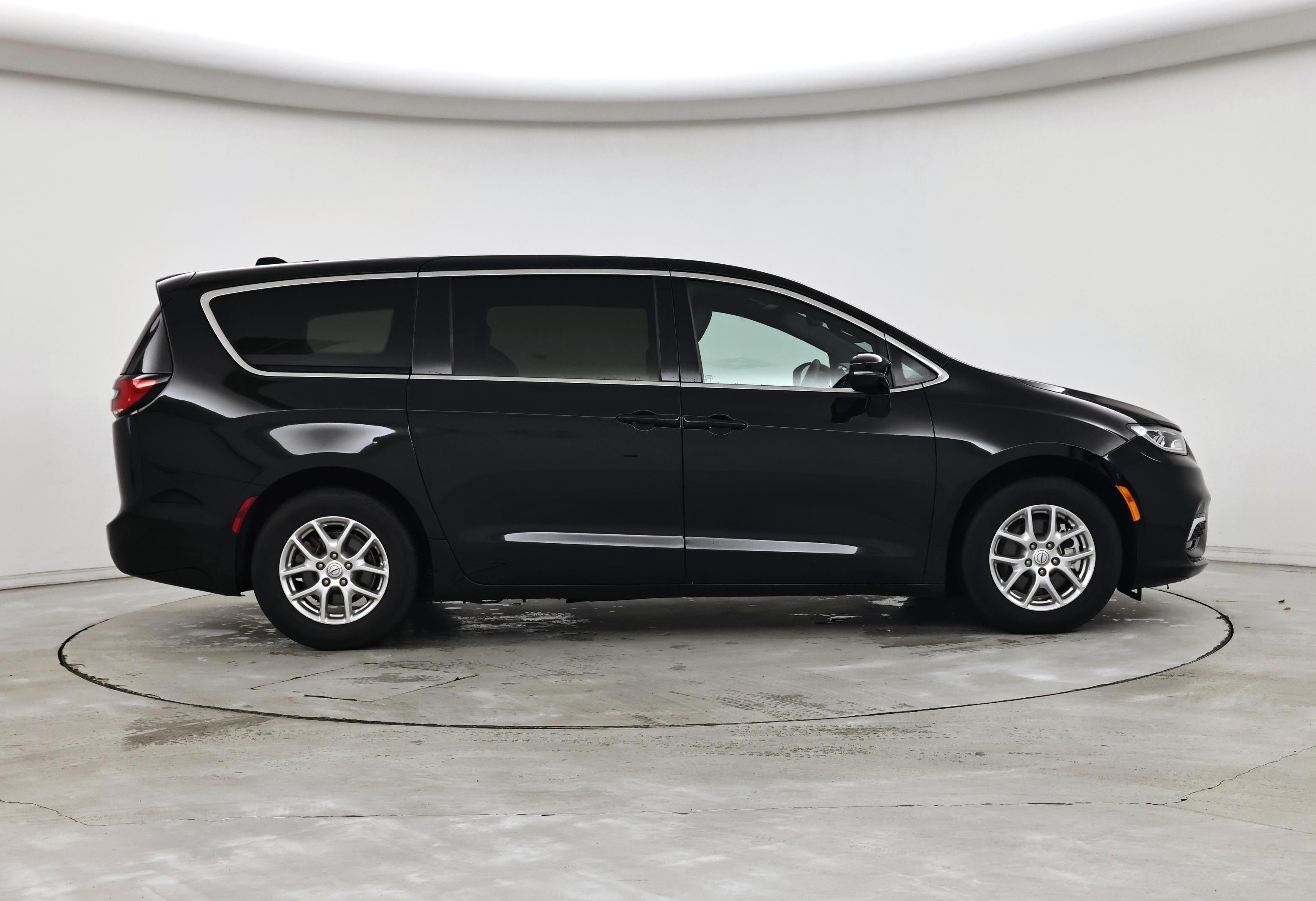 Thumbnail: 2025 Chrysler Pacifica - 7