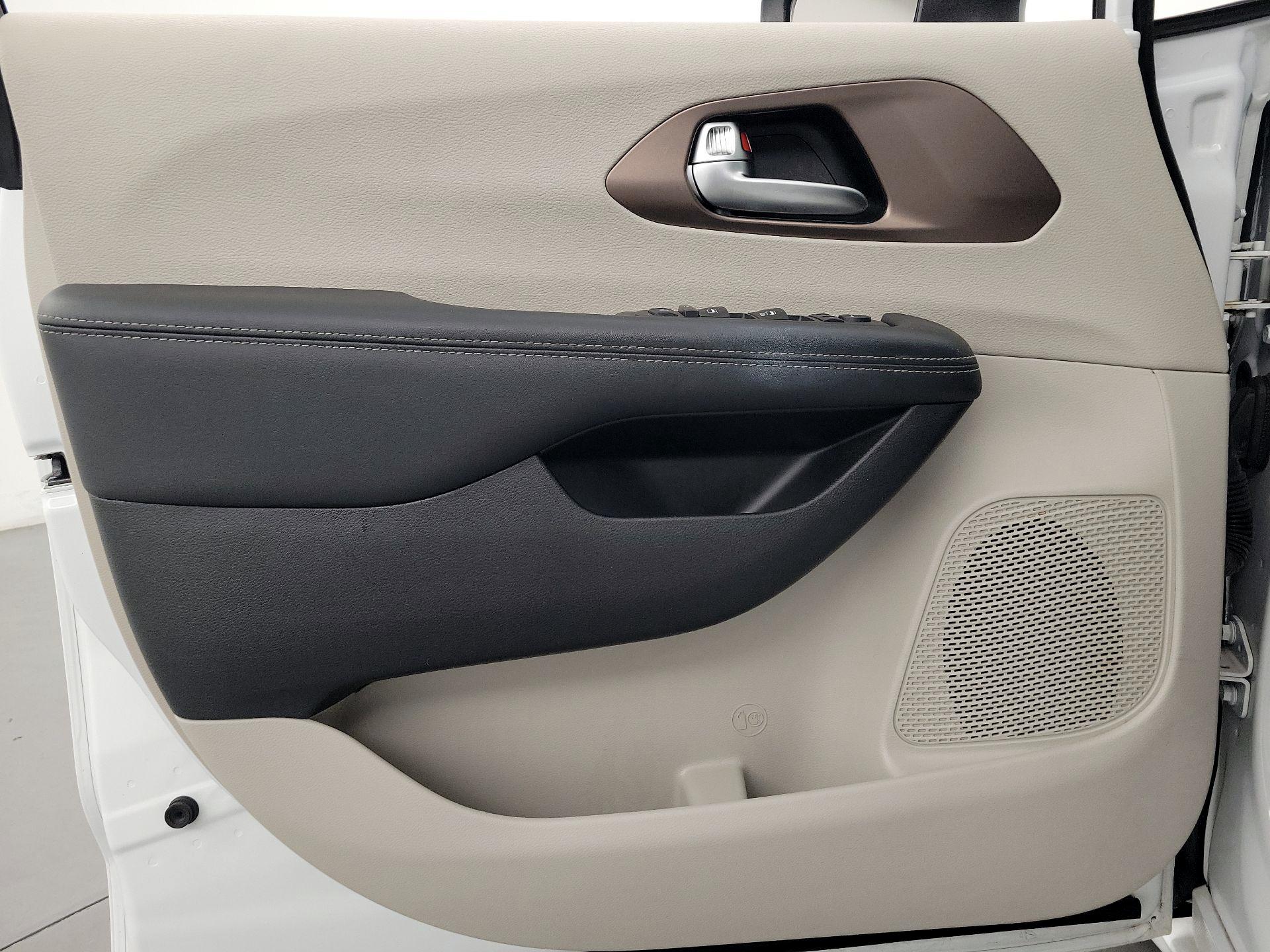 Thumbnail: 2023 Chrysler Voyager - 12