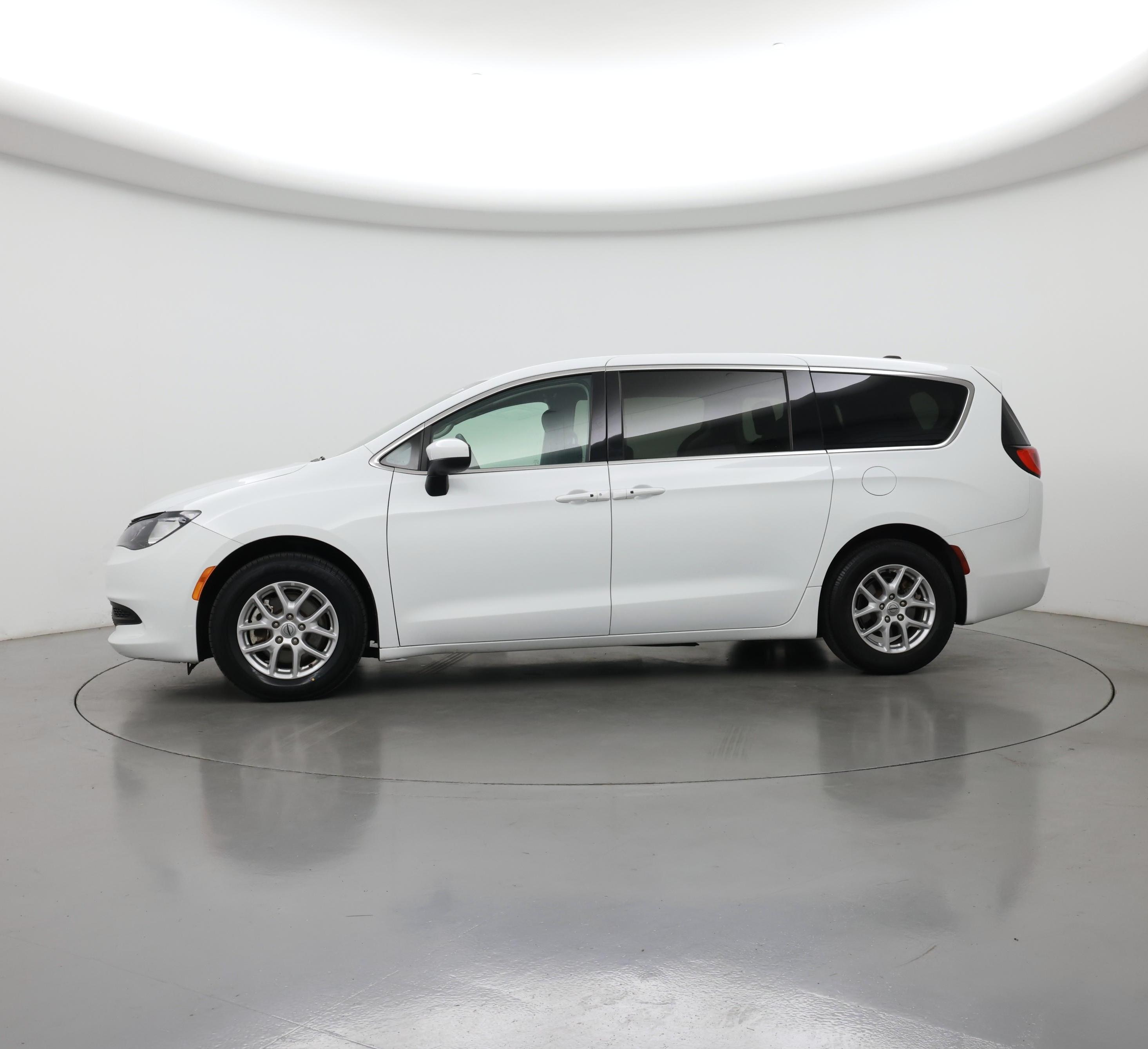 Thumbnail: 2023 Chrysler Voyager - 3