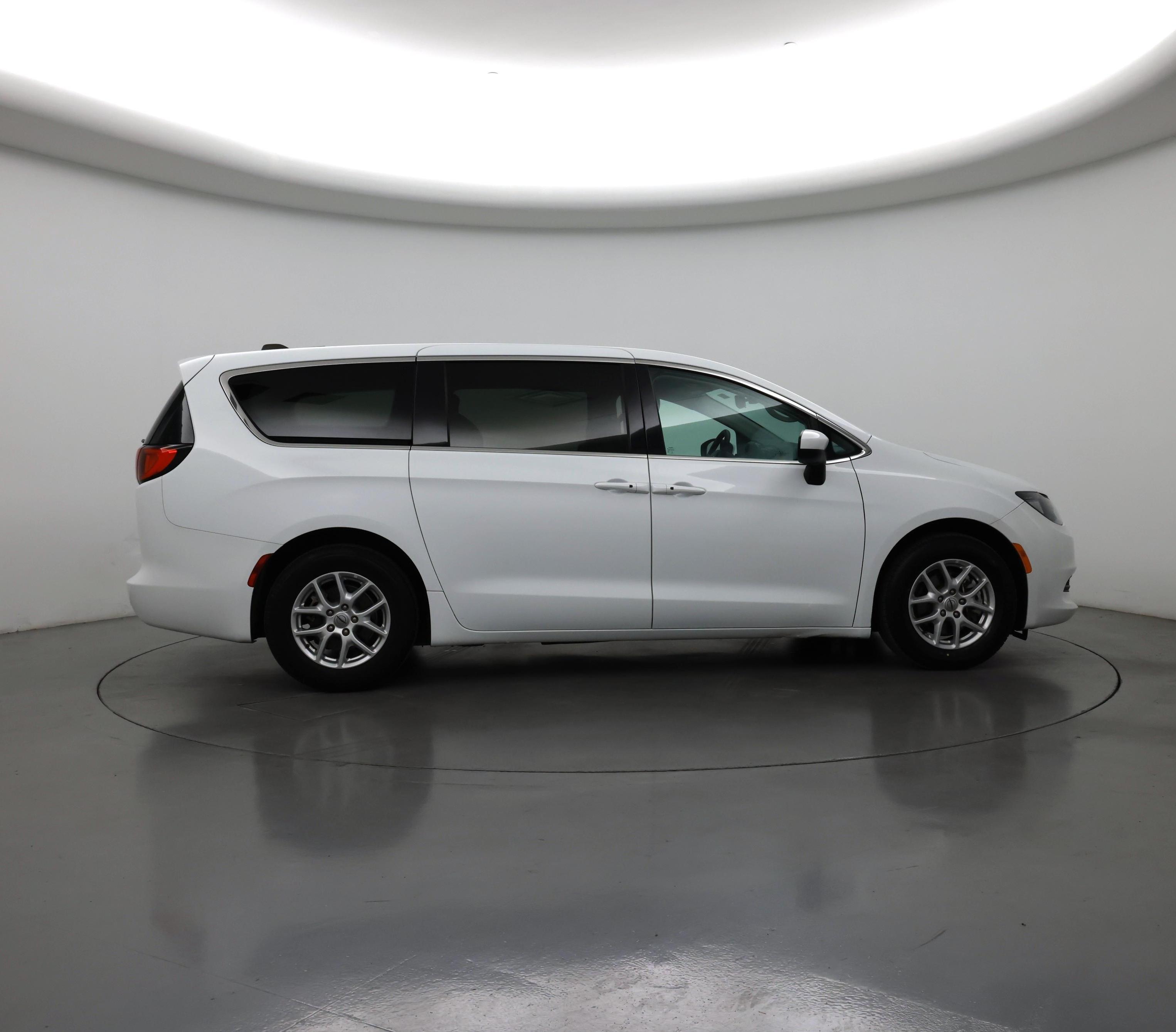 Thumbnail: 2023 Chrysler Voyager - 7